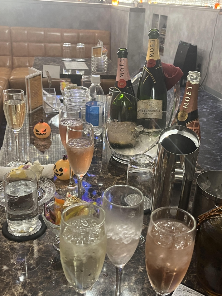 シャンパン試飲大会かな？🥂