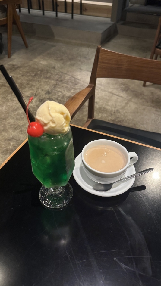 Cafe time 🍨🍒
