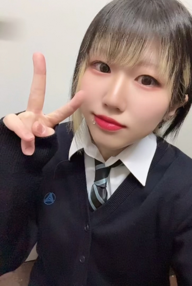 アウトな制服姿ですら😭