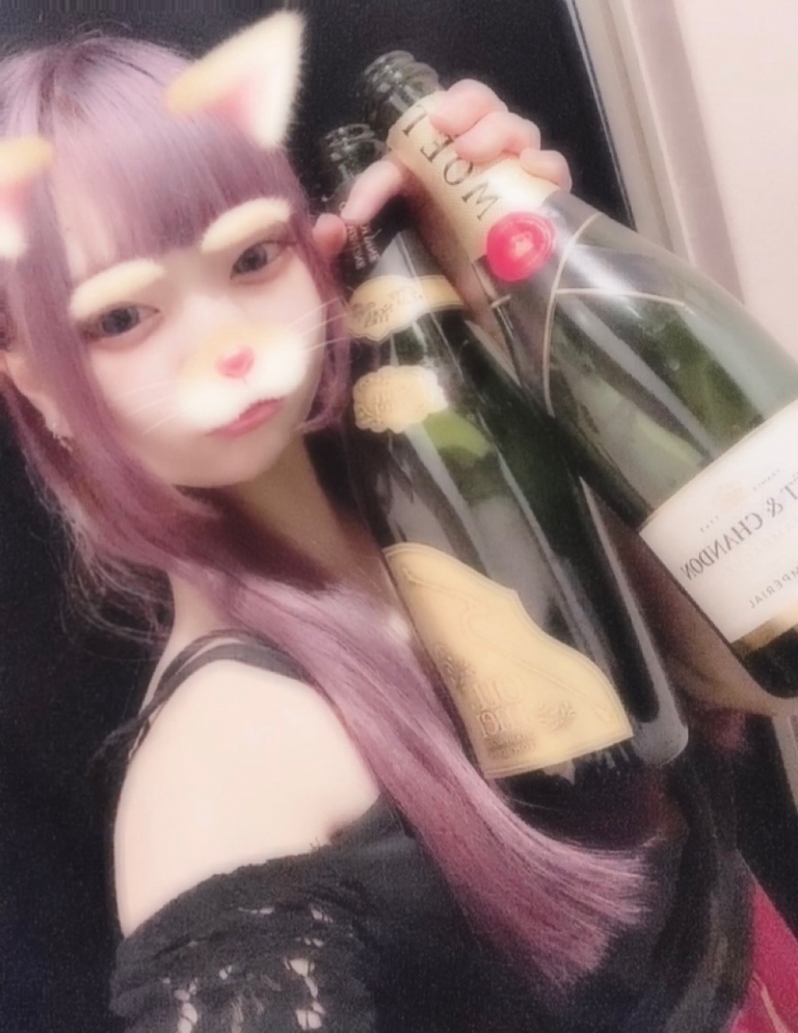 ( ^-^)⊃⌒︎︎🍾✴︎ ♡
