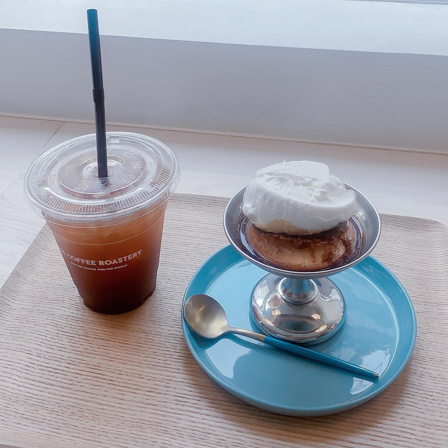 .
かためプリン🍮
アイスアメリカーノ🥤
.
関内のカフェ
ヨコがロケで行ってて気になっていた🙋‍♀️
プリンは昔からかための卵の味が濃いやつが好き！カスタードプリンって感じの
こういう銀のお皿に乗ってるプリンって少し特別な気分になれて良いよね🥄💫
.
あと個人的に店舗がSHINeeカラーだったのも可愛くて気に入った～💎🤍
.
.
.
#カフェ #カフェ巡り #カフェ好きな人と繋がりたい #カフェ部 #カフェスタグラム #カフェ記録 #プリン #スイーツ #スイーツ巡り #電源カフェ #神奈川カフェ #神