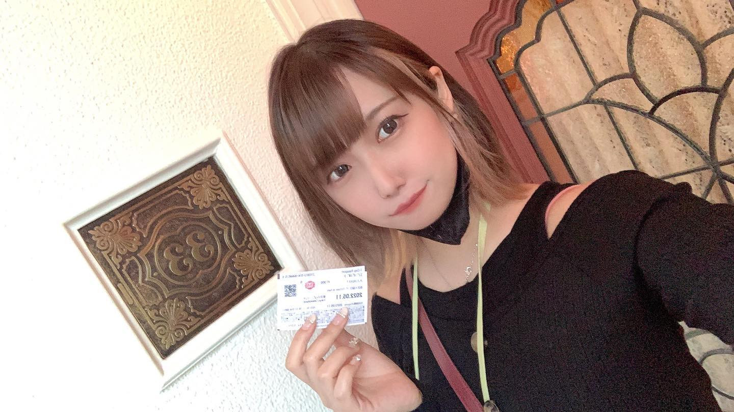 .
今回のディズニーの目的🕊
10年憧れてついに初めて中に入れた憧れの場所🥂💐
.
昔ここで売られてたミッキーとミニーの3万くらいするぬいぐるみセットが欲しくて、代行してくれる人を探して舞浜まで友達と一緒に受け取りに行ったことがある。
その時の私に、10年後に今度はその友達と一緒にクラブ33の中に入ってるよ～！って教えてあげたい🥲
.
館内の写真はSNSに掲載NGだから載せられないんだけど、とにかく全てが豪華でVIP待遇で料理も本当に美味しかった！！！
ディナータイムだったからEパレもゆったり見れて、もう