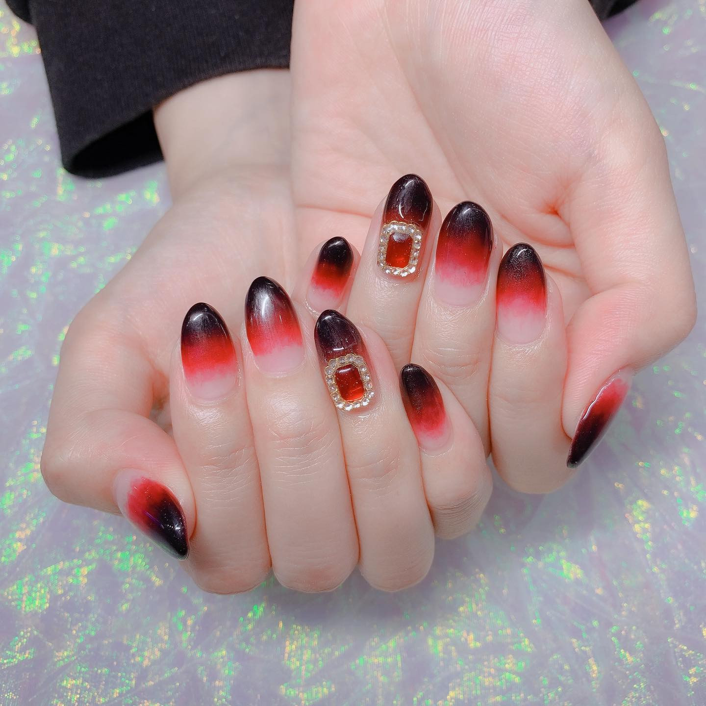 .
ꫛꫀꪝ💅❣️
.
今回はシンプルにしてみた！
赤と黒好き～～！ピンクもオレンジも紫も好きだけど～～！(DD)
今回からネイルの担当のお姉さんを決めたんだけど話楽しすぎてネイル終わるギリギリまで喋り倒してしまった🤣🤣
.
.
さて最近シフト載せてなかったんだけど、今週は木金の出勤になります🙋‍♀️🌟
来週はまた予定わかり次第載せます💞
.
.
.
#ネイル #ネイルデザイン #ネイルアート #ネイルサロン #네일 #네일아트 #네일디자인 #네일아트디자인 #네일추천 #네일스타그램 #인기네일 #네일