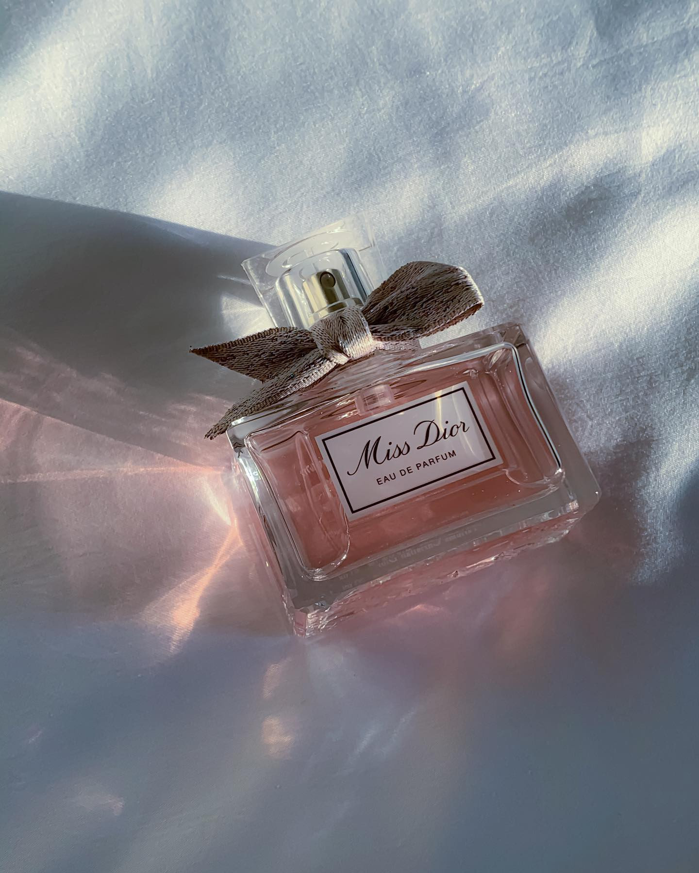 .
ずーっと欲しくて毎月「今月は買うぞ…」と意気込んでは我慢してたDiorの香水、先月やっと買った💐
やっぱりめちゃくちゃ良い香りで最近毎日こればっかり付けてる！
Jo Maloneのサクラチェリーブロッサムもあと数ミリで無くなるから、今度は通年販売の香りなにか欲しいな～🍐🌷
そんなに頻繁に買えなくて少しずつ集めていく感じが香水集めの楽しいところでもあるけど、欲しいものは増える一方だから吟味せねば🌟
.
.
.
#香水 #香水コレクション #香水好きな人と繋がりたい #香水好き #dior #missdi