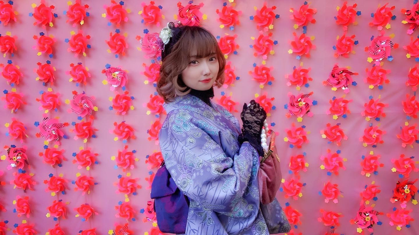 .
どうも🌷
最近はお店の女の子達が色んな場所へ誘ってくれて、日々孤独死の危険を回避しながら飲酒出来ている寧々ちゃんです❕🤜🤛
.
この背景、インスタでよく見掛けてて「𝐼𝑛𝑠𝑡𝑎𝑔𝑟𝑎𝑚💋」って感じだったから(なにそれ)怯えてたけど実際にひなちとその場に行ったらテンション上がってそこそこ写真撮っちゃうやつね🥳🌟そういうとこあるよね🥳🌟
.
.
こないだあやちゃんに誘われて初めてロッタの横の倍音に行ったんだけど、お客さんと店員さん達が一緒にブラックジャックに混ぜてくれて楽しかった👏
頭悪過ぎてカードゲーム系