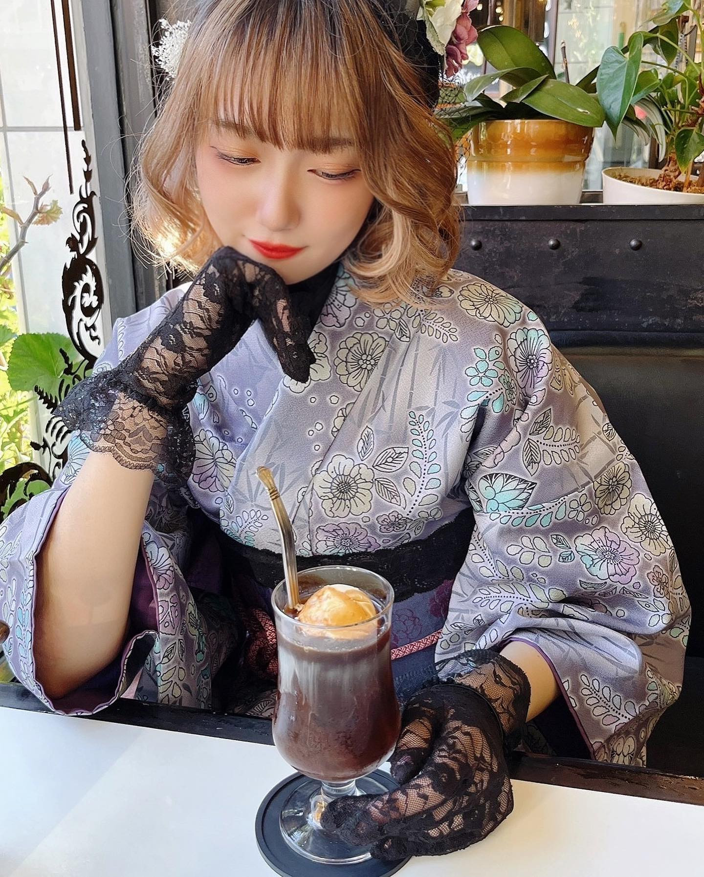 .
浅草で歩き疲れて入った喫茶店カリブ☕️
.
新しく出来たお店もオシャレでいいけど、こういう純喫茶本当に好き！
最近あんまり喫茶店にふらっと立ち寄る機会が少なかったけど、行きたい喫茶店たくさんあるから巡りたい📖☕️
.
窓際の席が植物に囲まれてて日当たりも良くて、座ってるだけで少し特別な気持ちに浸れるような空間だった💐💫
店員さんが凄く親切で、帰りに飴持っていってね～って声掛けてくれたのも嬉しかったな～🍬
.
.
.
#浅草 #浅草グルメ #浅草食べ歩き #浅草着物レンタル #浅草デート #浅草観光 #