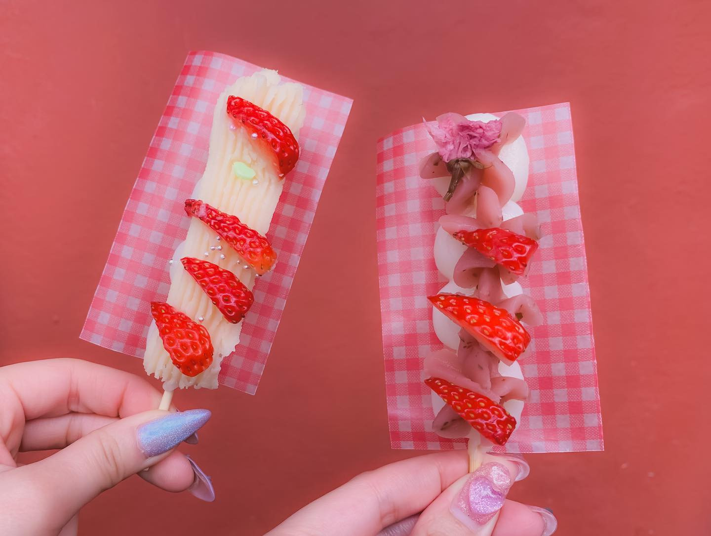 .
浅草そらつき🍓🍡
.
よく写真載せてる子いて可愛いな～って思ってたんだけど、可愛いのは勿論だけどめちゃくちゃ美味しくて最高だった🍓
私は限定の桜といちごのお団子にしたんだけど、ほんのり桜の香りと塩気が効いてて甘ったるくなくて凄い好みの味だった…！また浅草行ったら必ず食べたい🌸
.
ひなちと沢山写真撮ったから少しずつ載せていこ～！
ちなみにお団子食べ終わったらちゃんとマスクしてた😷マスク暑いけど大切😷
.
.
.
#浅草 #浅草グルメ #浅草食べ歩き #浅草着物レンタル #浅草デート #浅草観光 #浅草