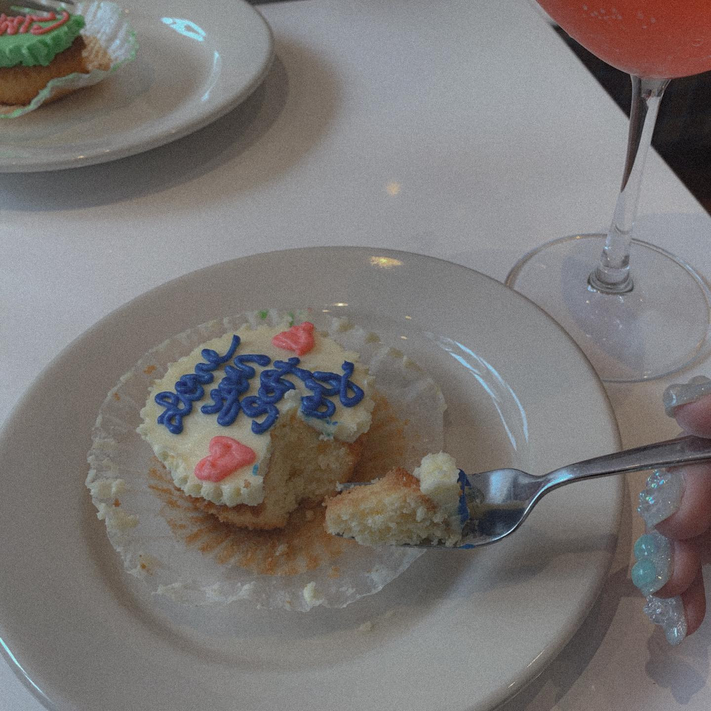 .
目黒川沿いの可愛いカフェ🤍🏹
.
気になってたから行けて嬉しい！
バタークリームのカップケーキってたまに食べたくなるし、海外に行ったような気持ちになるよね～🧁
.
可愛いビンに入ってるレモネードとかソーダもあった🍹
.
.
.
#カフェ #中目黒 #中目黒カフェ #中目黒グルメ #カフェ巡り #カフェ好きな人と繋がりたい #お洒落さんと繋がりたい #映えカフェ #バタークリームケーキ #カップケーキ #cake #cupcakes #cafe #instafood #instamoment #일상 #