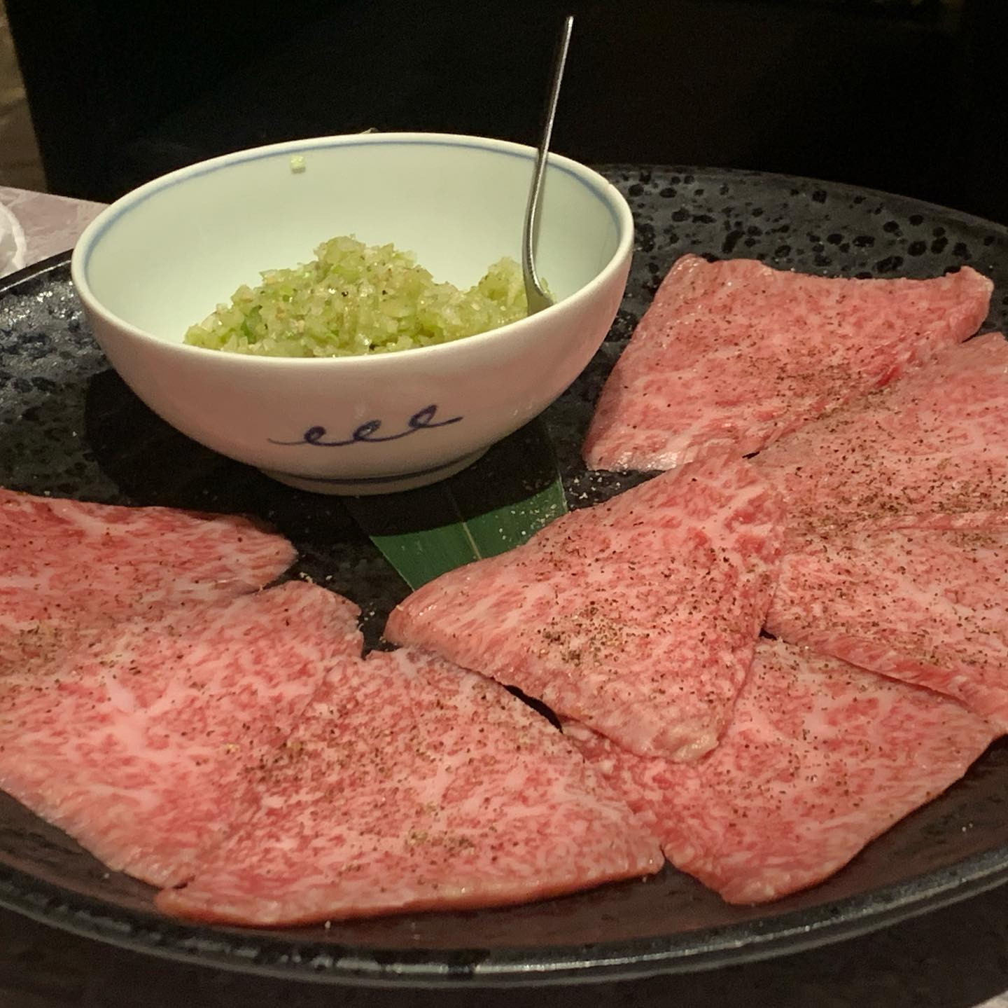 .
四谷にある龍月園🐉
数人でわいわい行ったんだけど、それを超えてくるお店のママさんの面白い話でお酒がよく進むひと時だったなぁ😂
.
どのお肉も美味しいのは勿論なんだけど、ママさんがお肉を焼いてくれてわざわざ取り分けてくれて、それがどれも丁度いい焼き加減で本当に美味しかった！！🤤💓お肉好きすぎる…
.
特にねぎ塩ロースとタンが最高だった…！あと〆のユッケジャンクッパも丁度いい辛さで後引く感じだった🤤
.
最後にマッコリを飲んだんだけど、スッキリ飲みやすくていくらでもいけそうだった！
お酒も美味しいの多くて