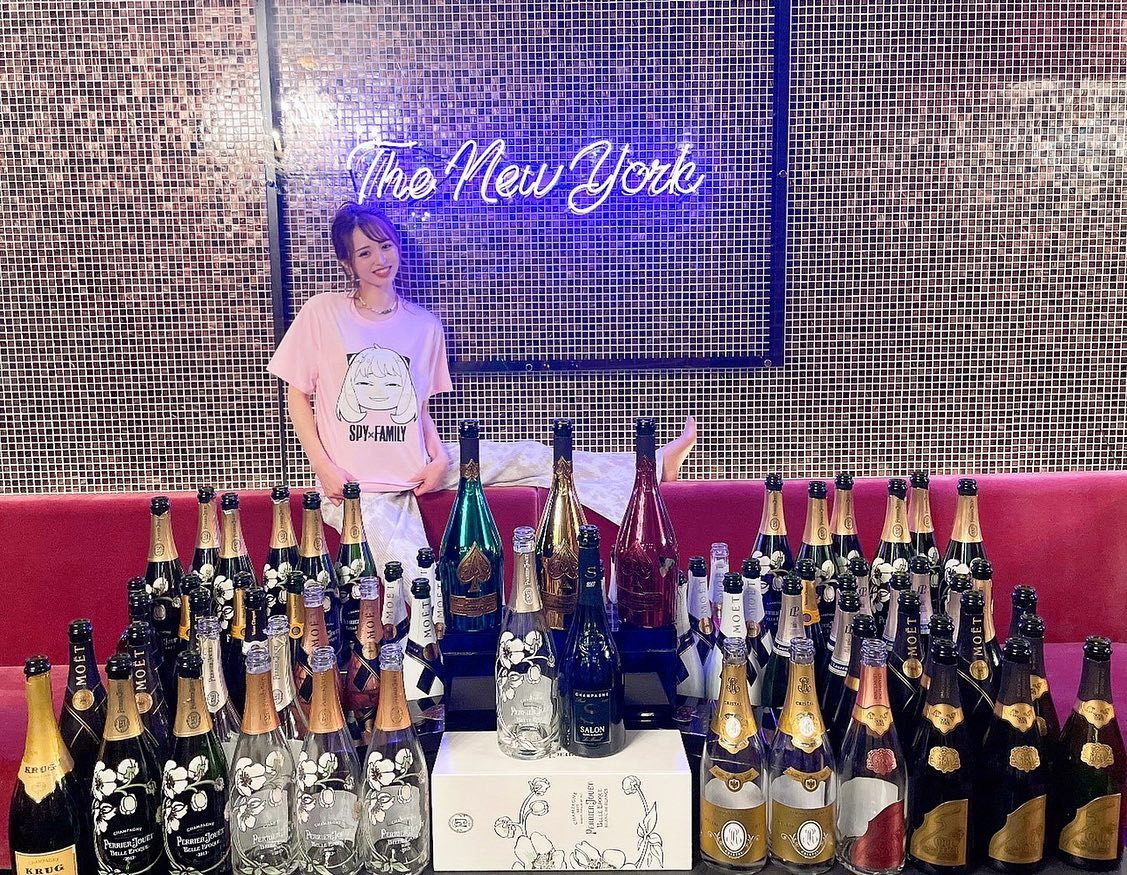 .
6月バースデー月間🌟
関わって下さった皆様。足を運んで下さった皆様。
本当にありがとうございました💐🤍
.
初めての月間って事もあり
フル出勤乗り切った‎꜀( ꜆ -ࡇ- )꜆🌟
メンブレしてる時にサポートして下さった黒服さん。
沢山お席で飲んで支えて下さった女の子の皆さん。
何よりご来店して頂いて応援して下さった皆様。
沢山の方に支えて頂いたおかげで今の私があります！！
本当に言葉にならない感謝の気持ちと
嬉しさでいっぱいです(⸝⸝⸝´꒳`⸝⸝⸝)♡
.
これからは少しでも皆様の為に行動していきたい