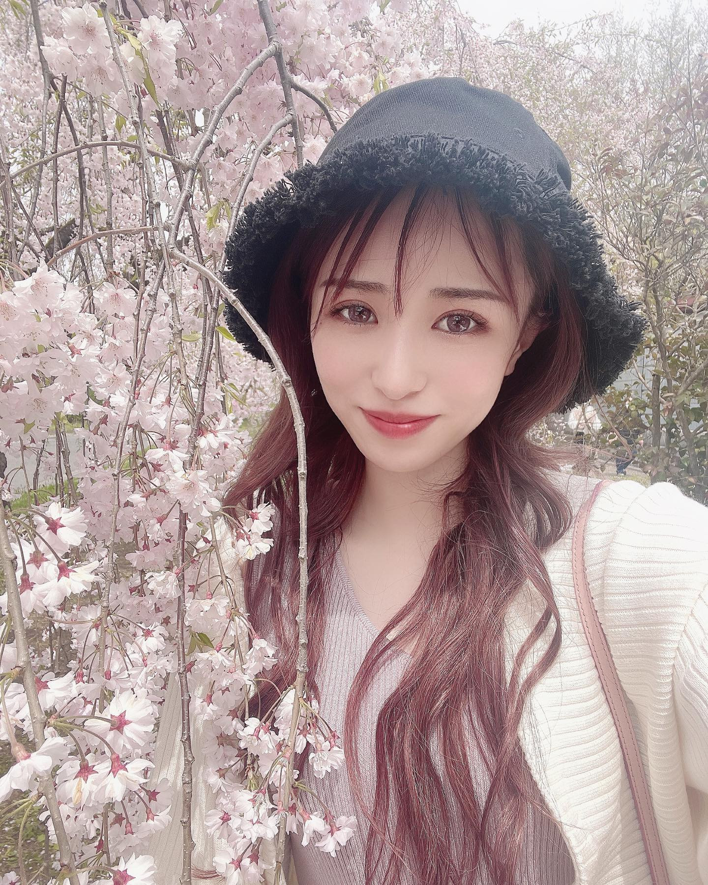 .
しだれ桜〜🌸
ﾏﾌﾞｼｲ。髪の毛ﾎﾞｯｻﾎﾞｻ〜🫣
.
#福島 #喜多方
#しだれ桜