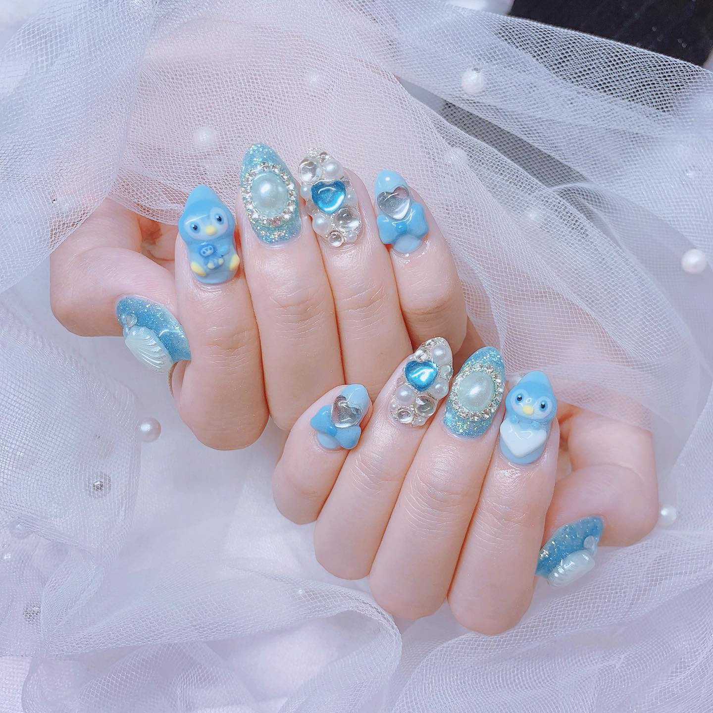 .
武道館のことをうっかり日武って呼んじゃいがちな皆～～～！！おはよう私です！！
.
さっき久しぶりにPhantasmagoriaのMVを見てやっぱりダサくてニコニコしちゃったんだけど、こうやってあと10年20年と経っても過去の青春を引き摺って生きてそうで怖いです＼('ω' )／
墓場まで持って持ってこ＼('ω' )／
.
.
少し前になるけどネイル変えたの載せてなかったから見て欲しい💙
夏だしポッチャマだから青にした🐬🔅ポッチャマ可愛すぎて絶対オフしたくない！！するけど！！自然の摂理！！！
でもそろそろ