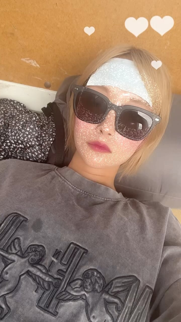 .
.
今年2回目の海🏖（奇跡的）
べろべろでオールで行ったら
このザマになったよの図😂笑
.
具合悪くなって車の中で
大の字で寝てました。笑
.