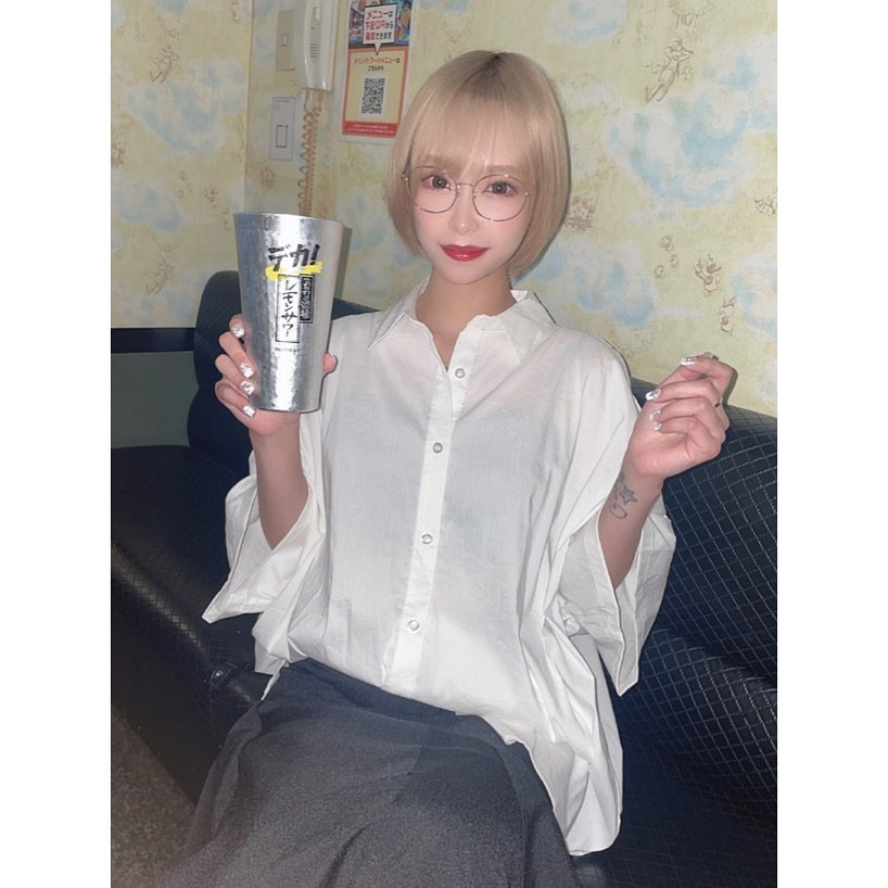 .
.
昨日店員さんにお得ですよって
オススメされて頼んだレモンサワー🍋
.
おっきすぎて最終的に
氷溶けてレモン水になった。笑
.
今日も出勤してみます😌💖💖
.