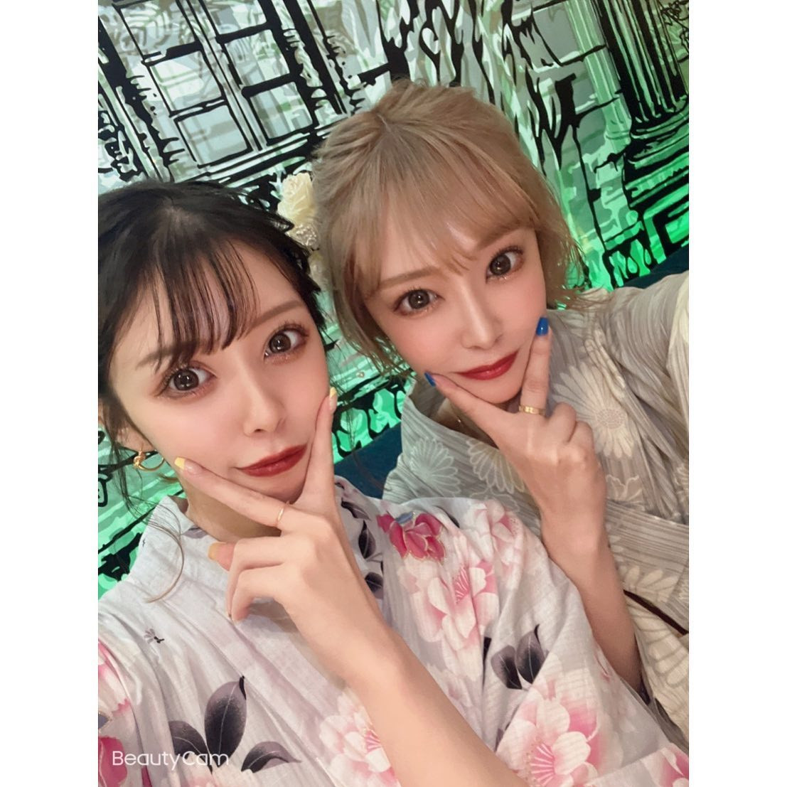 .
.
すすきの祭り1日目🤍
自撮りないからえなとの1枚😌🫶
.
2日目浴衣着るか悩んでいます！
.