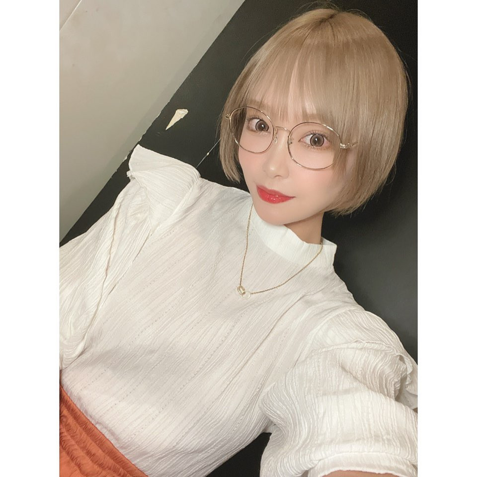 .
.
カラダの一部と化してるメガネです👓
.
だいたいかけてる🤓🤓
.