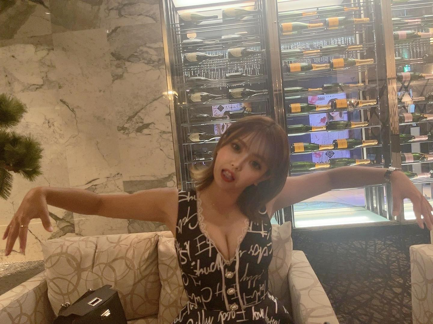 のろいのポーズ🤣笑
.

#エリアジー #オレンジテラス #オーシャンスカイ #モナクラス #ニュークラブ #ニュークラ #キャバクラ #ホステス #キャバ嬢 #すすきの #札幌 #歌舞伎町 #国分町 #可愛い #かわいい #いいね #フォロミー #フォロー #フォロワー #followｍe #likeforlikes #instagood #instalike #follow #f4f #ヘアセット #ショートカット #ヘアアレンジ