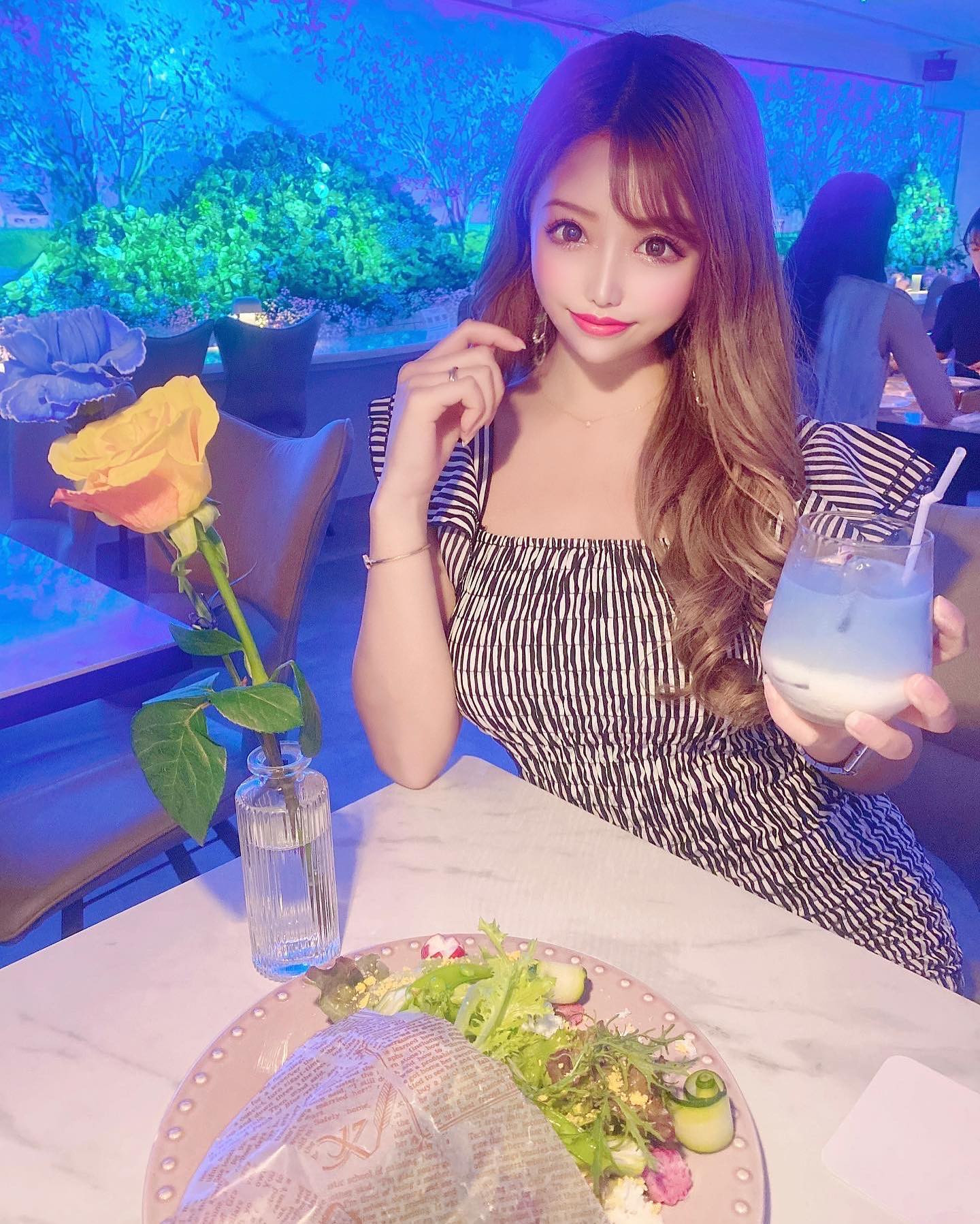 @flowerwall_mone_shinjyuku 

に行ってきたー💐🤍

遅い時間に行ったから
プロジェクションマッピングになってた✨️
めちゃ綺麗でした〜❁¨̮

料理も美味しかったよ😋

今度ゎ明るい時間帯も行ってみたい！

#instalike #instagood #liketime #likeforlikes #likeforfollow #大阪#すすきの#新宿#歌舞伎町 #麻布#渋谷#池袋#ミナミ#北新地 #キラキラ#可愛い#美男美女と繋がりたい#インスタ映え#六本木 #水商売#夜職#キ