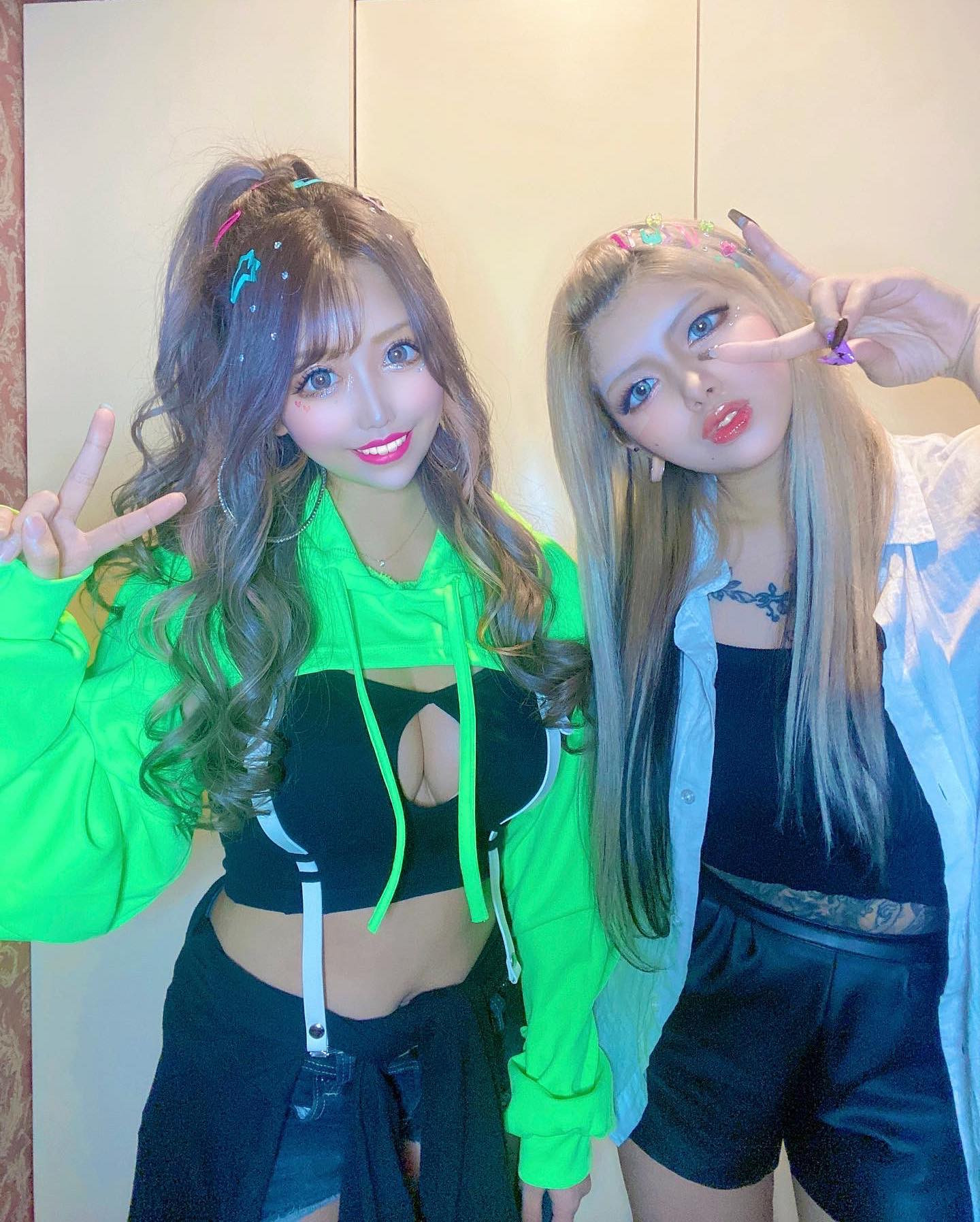 まみちゃんに髪の毛カラフルにしてもらったのだ🌈🌈🌈

#きゃばくら#キャバ嬢#歌舞伎町#ラウンジ#スナック#ガルバ#ホスト#バー#アイドル#新宿#東京#ナイトスポット#セルカ#instadaily#me#selfie#お酒#水商売#love#相互フォロー#推し#美女#イケメン#夜遊び#ギャル#model#カラフル#派手#夏フェスコーデ #平成ギャル