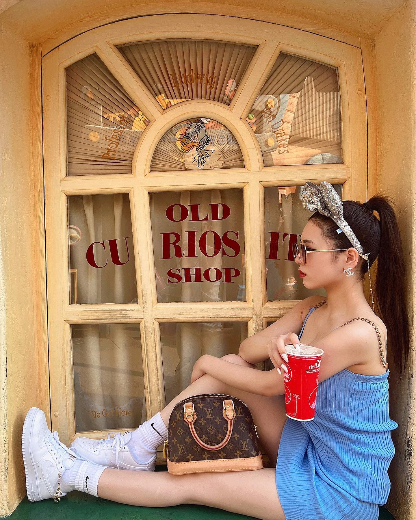 ディズニー行ったよん💕💕

#ディズニー#ディズニーランド#disney#disneyland#トゥーンタウン#キャバ嬢#キャバドレス#ロングドレス#ドレス#ローブドフルール#エンジェルアール#ヘアメイク#ヘアメ#キャバクラ#池袋レッドシューズ#プリンスグループ#キャバキャバ#バースデー#誕生日#池袋#歌舞伎町#六本木#銀座#いいね返し#likeforlikes#like4likes #likeforfollow#like4follow