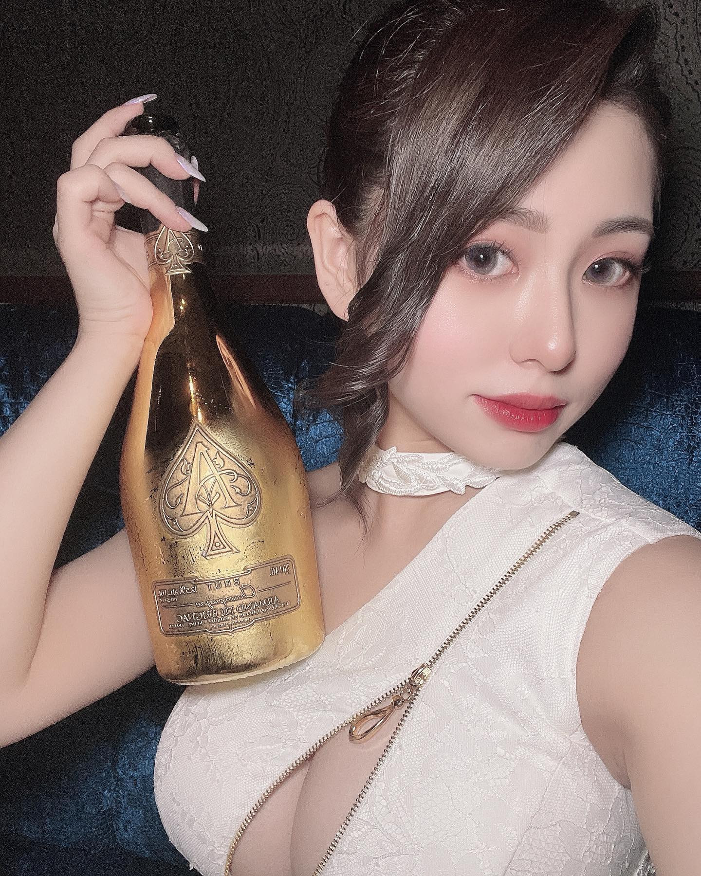 .
アルマンドゴールドかっこいい🍾

#キャバ嬢#キャバドレス#ロングドレス#ドレス#ローブドフルール#エンジェルアール#ヘアメイク#ヘアメ#ポニーテール#キャバクラ#池袋レッドシューズ#プリンスグループ#キャバキャバ#バースデー#誕生日#シャンパン#アルマンド#池袋#歌舞伎町#六本木#銀座#いいね返し#likeforlikes#like4likes #likeforfollow#like4follow