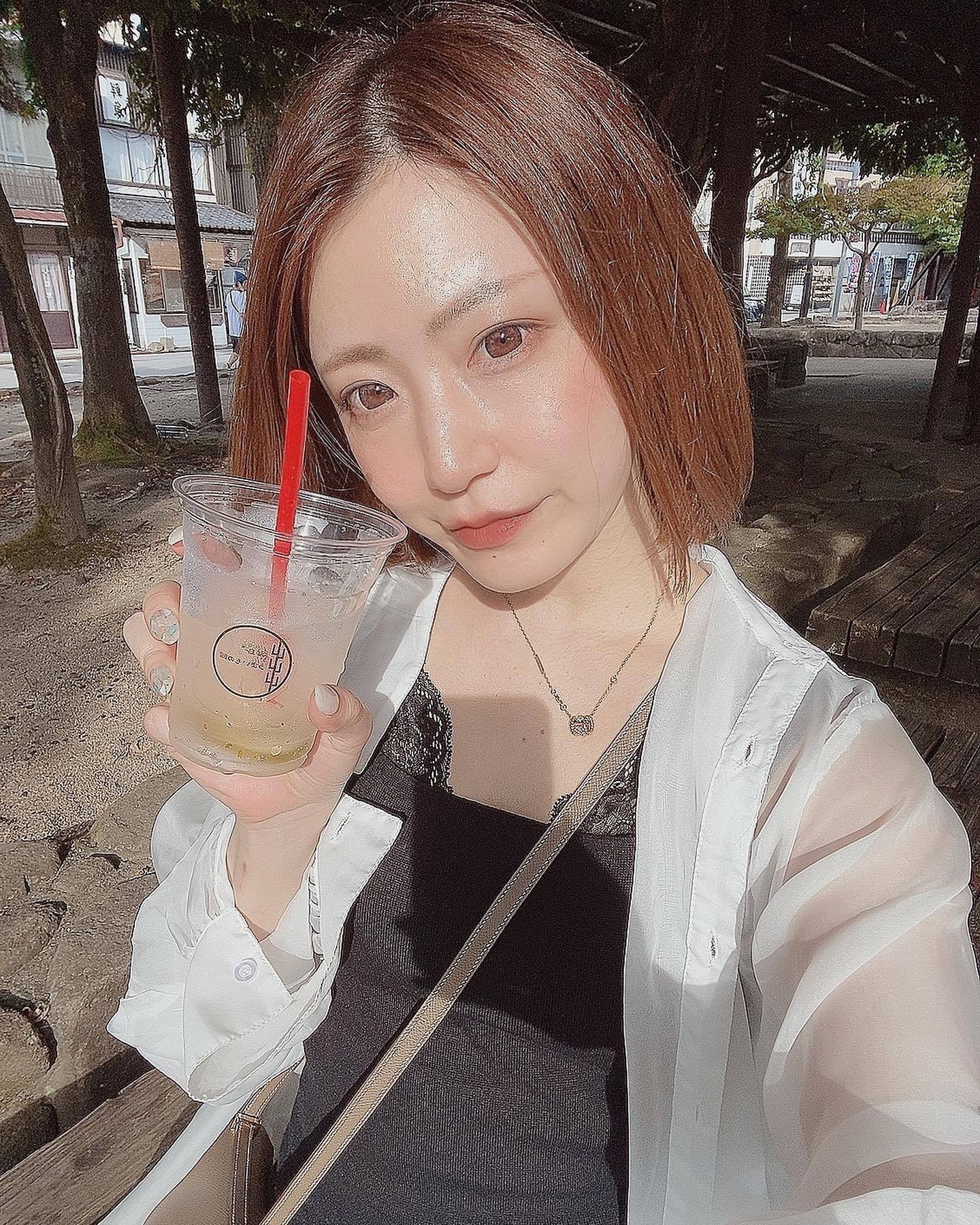 🍦うまいもの館🍦

美味しくてすぐなくなった🍦🥰❤️

お姉さんたちが可愛かった😍❤️

ソーダはレモンピール🍋？入ってて甘くて苦いいいかんじ🥰❤️

.

.

#広島
#宮島
#うまいもの館
#ソフトクリーム