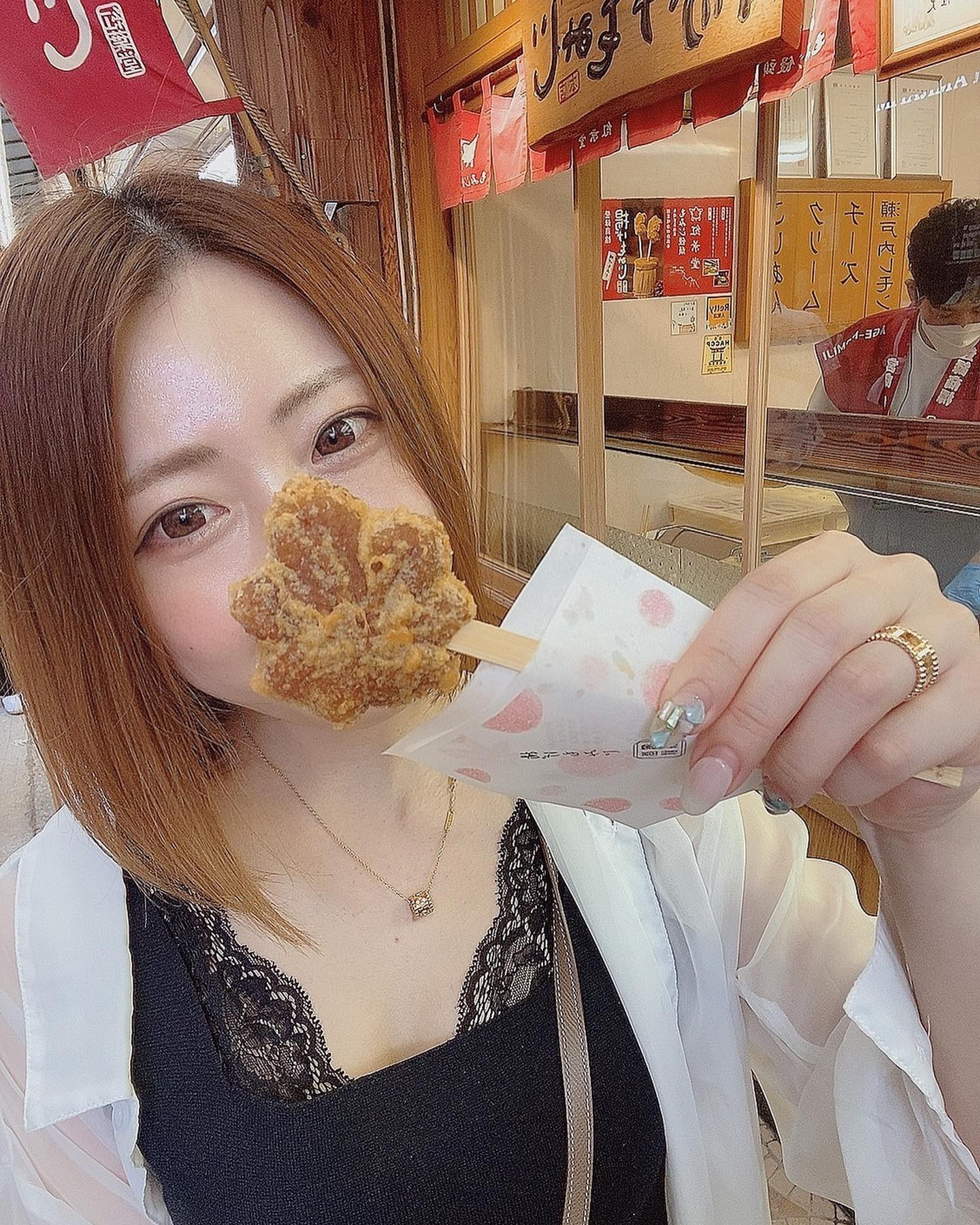 🍁揚げもみじ🍁

あつあつの揚げたてを恐る恐るたべてみた😶💭

私的には、
生もみじ→揚げもみじ→普通もみじ
の順かな🍁🥳✨

このもみじソーダは最高に美味しかった🍁🍋🍹✨

.

.

.

#広島
#宮島
#厳島神社
#もみじ饅頭
#揚げもみじ