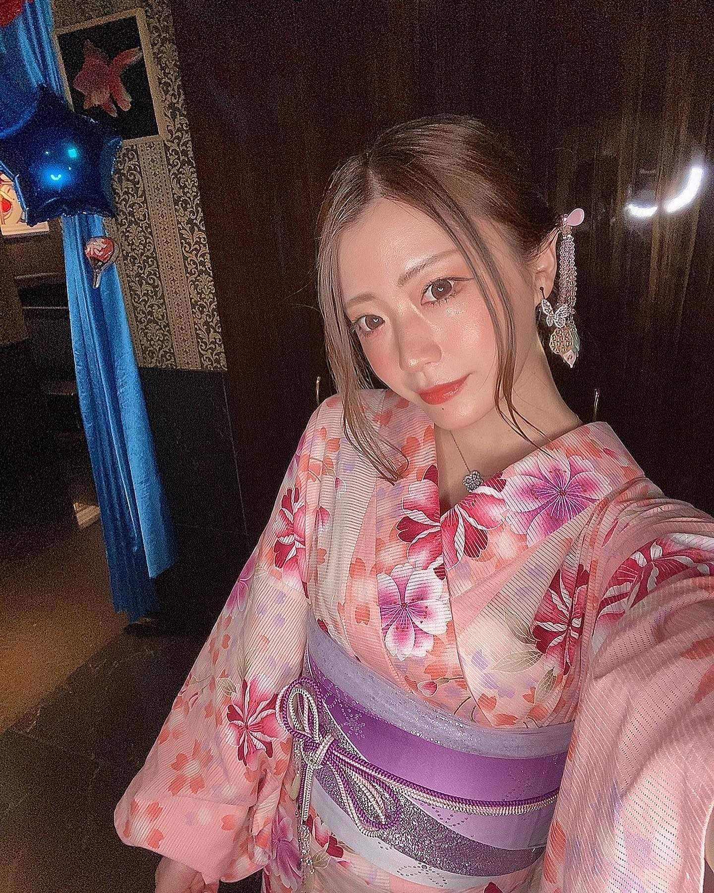 夏もそろそろ終わりだあ〜🎐✨

楽しすぎた浴衣と管野代表のお誕生日イベント🎂🎊✨

この日は自分では絶対に選ばない色の浴衣👘🏵💛

着たら可愛すぎた😍❤️
いつも歌舞伎町のあかね美容室のあかねさんに相談して決めてる😶💭

何年も前に着たやつも覚えててくれるから本当にすごい😳✨

帯も紐もふわふわもいっぱいでお花の髪飾りもお気に入りでした🥰❤️

この日行くねって言ってくれてた方（男性）も着付けしに行きたかったらしい😂❤️笑
みんなで着たら楽しそう♫

残りの夏も楽しみたいな🌟⭐️🌟

NOWは今週12,1