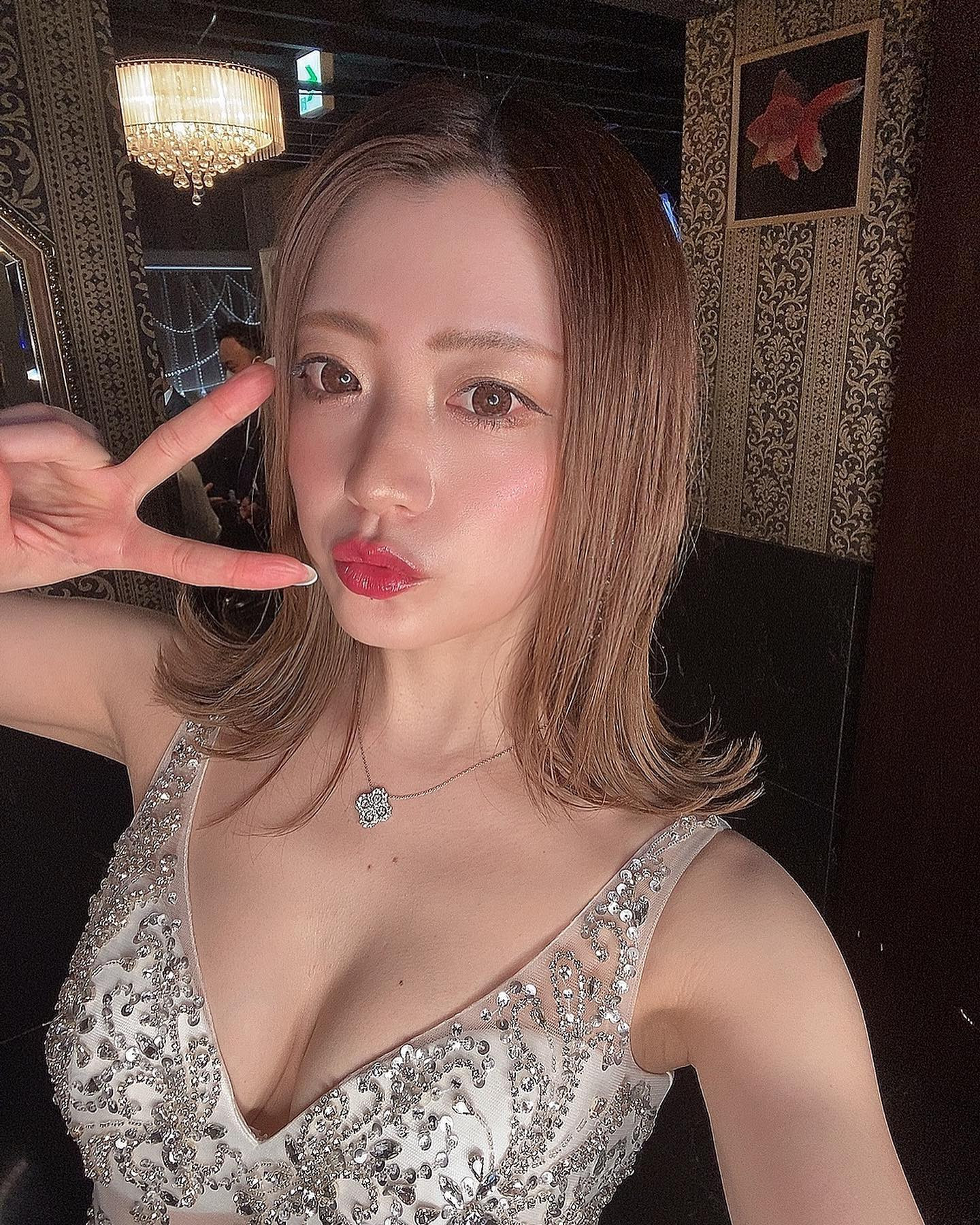 やすさんのお鮨🍣💓
包丁捌きとか握ってるところとかちょーーーかっこよくて一緒に見惚れてた👀✨👀

シャコとウニ最高すぎるぅ〜💓💓💓
ここくると元気でる⭐️⭐️

いろんなの飲んでも、やっぱり新政さんの陽乃鳥とあん肝パテのペアリング最高🫶❤️

いつも美味しいご飯と幸せ時間をありがとうございます🍀💕

この日はベルエポックとエンジェルも堪能したけどやっぱりシャンパン美味しいよね🥰🥂🍾❤️❤️❤️

優しくて楽しい人といると時間あっという間だから一瞬に感じだけどちょー濃かったな🐰⏰🌷❤️

いつもありがとう❤