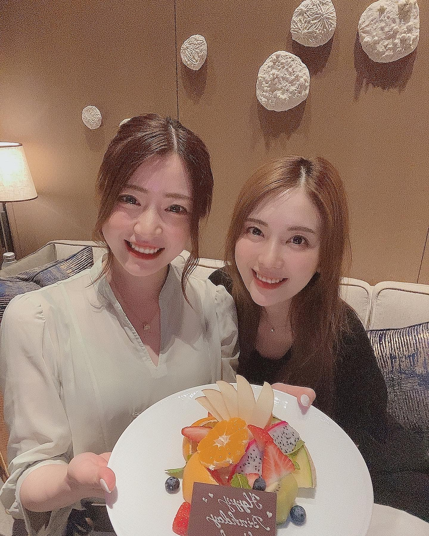 ももとフォーシーズンズ大手町🗼✨

久々の旅行てことで過ぎてたけどお祝いしてもらった🎂💕

お部屋入ったらガラスにメッセージもあって感動🥰❤️❤️

3〜5枚目は夕日🌇
綺麗過ぎてずっと部屋で喋って😂❤️

6〜9枚目はベッドルームの夜から朝日🌉🌅❤️✨

これベッドの上から撮ってて、お部屋の窓ガラスからほぼ180°夜景見えるから本当に綺麗すぎて🥺❤️✨

この6枚目がお部屋のほぼ全ては感動🥲❤️

夜景きれい過ぎて見惚れてたら朝日登ってきて。🌞笑

空の移り変わりが本当にきれいだった🥰❤️

夕日も朝日