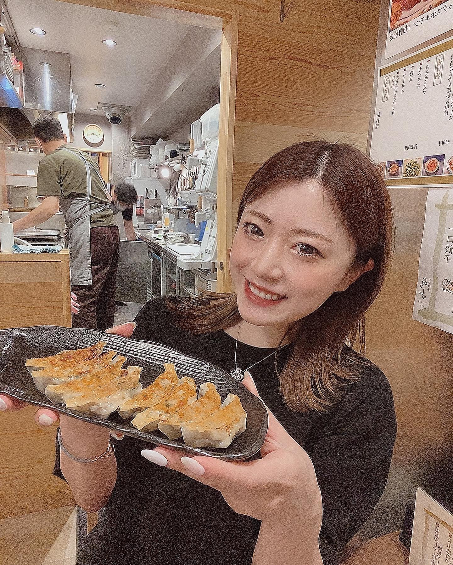 🥟中野にある一口餃子あっしゅ🥟

久々に行ってきたあ🙋‍♀️🥟
この日は３人でお邪魔しました🌷
予約しておいてよかったあ💦
遅い時間だったけど行った時に席はほぼ満席✨
女性も多かったなあ🐰💕

一口餃子て本当に一口(私の小指くらい）の小ささ🥟
種類がいくつかあって、私はいろんなのを食べたい派なので大きいと食べ比べできないからこのくらいならいろんな味を頼めて楽しかった🥰❤️

お気に入りは“しそ蓮根餃子🥟😍”蓮根ゴロゴロで紫蘇の風味もあって何もつけなくても何個でも行ける🥰❤️

種類によってニンニクあるもの