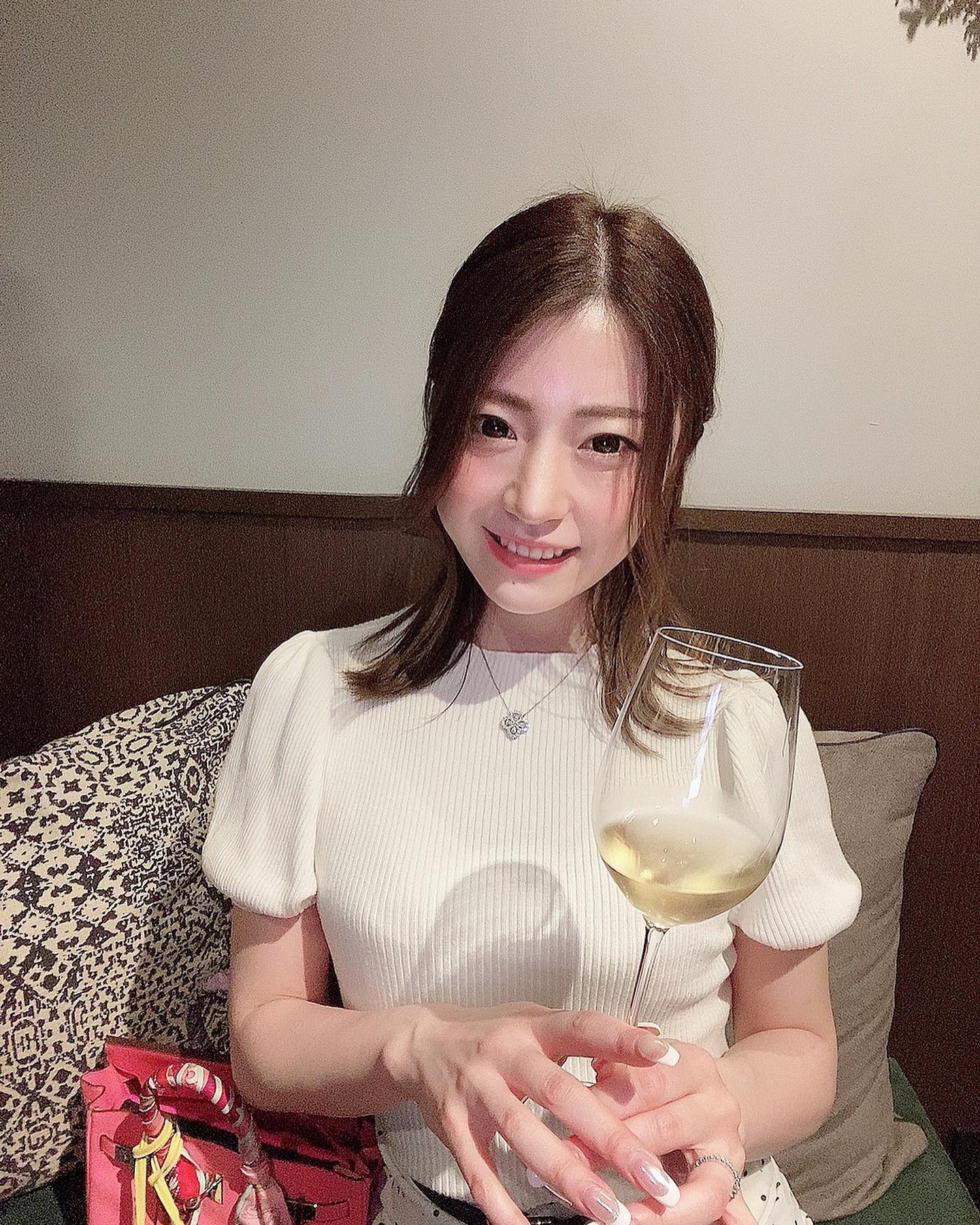 千駄ヶ谷にあるSincereさん🍴❤️

お鮨屋さんの大将さんに教えていただいたから気になってて行ってみた🥰💕

店内落ち着いてて大人な雰囲気だけど森っぽい？木っぽい？感じだから落ち着かない硬い雰囲気てよりはのんびりできる感じ🍀💭

お料理は味はもちろん美味しくて、細部までこだわってるから視覚的にも楽しめる😌🍀💕

お野菜もたくさん使ってるからお肉やお魚とのバランスが絶妙だった❤️
久々フレンチヒット＼(^^)／✨

最後の木🌲の枝と石🪨のは、食べれるものが3つあります！ってなって、本当に2つはわからなか