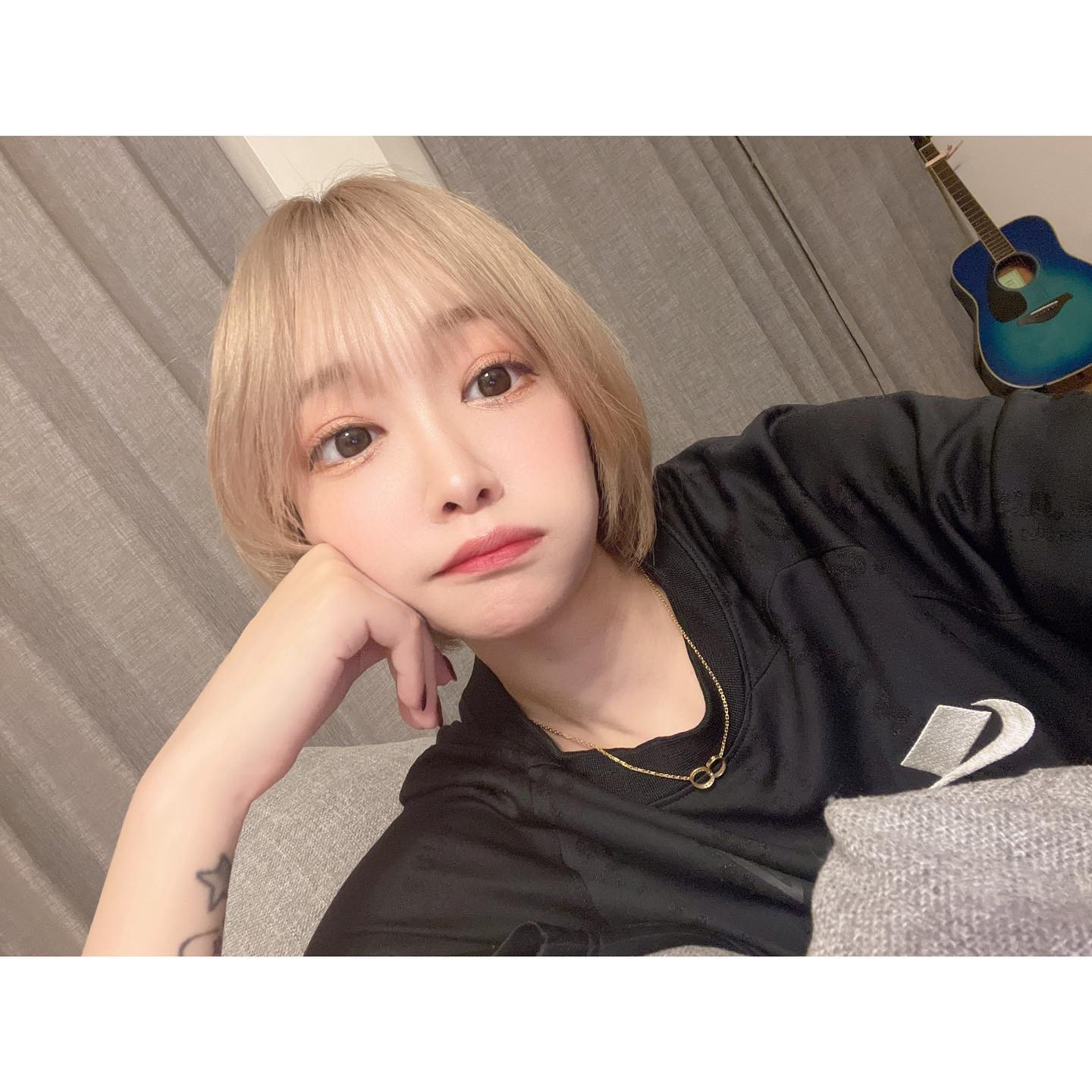 .
.
久しぶりに自撮りしたら
撮り方も顔の作り方もわからなくなってて
たくさん撮ったのに結局載せるのは
一番最初のやる気ない顔だよ👧
.
あと黒コンは盛れると言われて前に買ったが
盛れないんだがどうしたらいい？
.
え、色々どうしたらいい？？笑
.