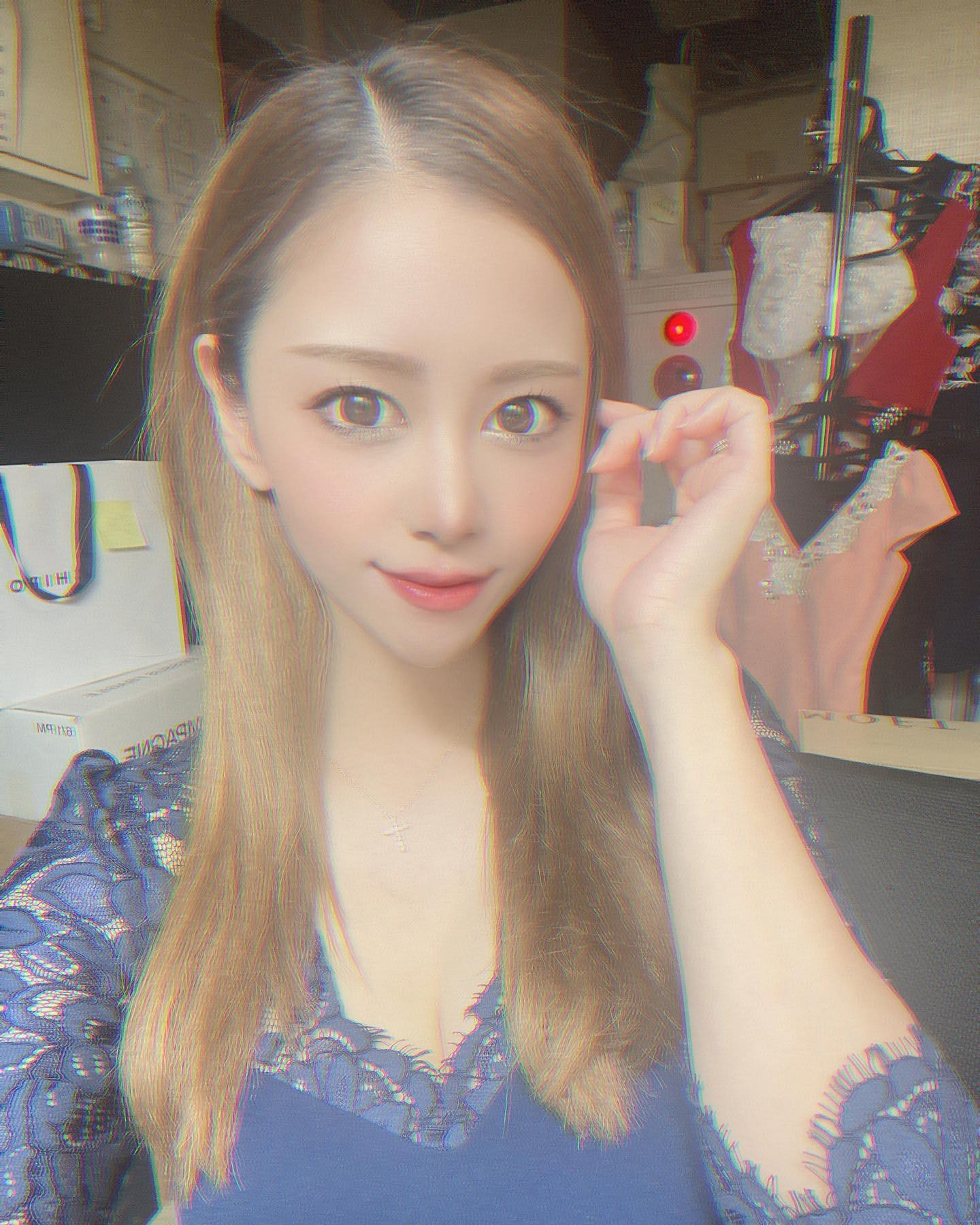 髪の毛プリンだとか言わないでねー！！！明日ちゃんと染めに行きますから〜🥹✨

今日はまおちゃんとご飯行ってから出勤するよ❤️楽しみ😘

@helena_hibikigroup 

 #クラブヘレナ #響グループ #水沢愛美 #札幌 #すすきの #北海道 #ニュークラブ 
#ニュークラ嬢 #すすきのニュークラ #ラウンジ #ラウンジ嬢 #キャバクラ #キャバ嬢 #ホステス #美女 #夜職 #ガールズバー #キャバドレス #インスタグラビア #すすきのキャバクラ #hokkaido #sapporo #sus