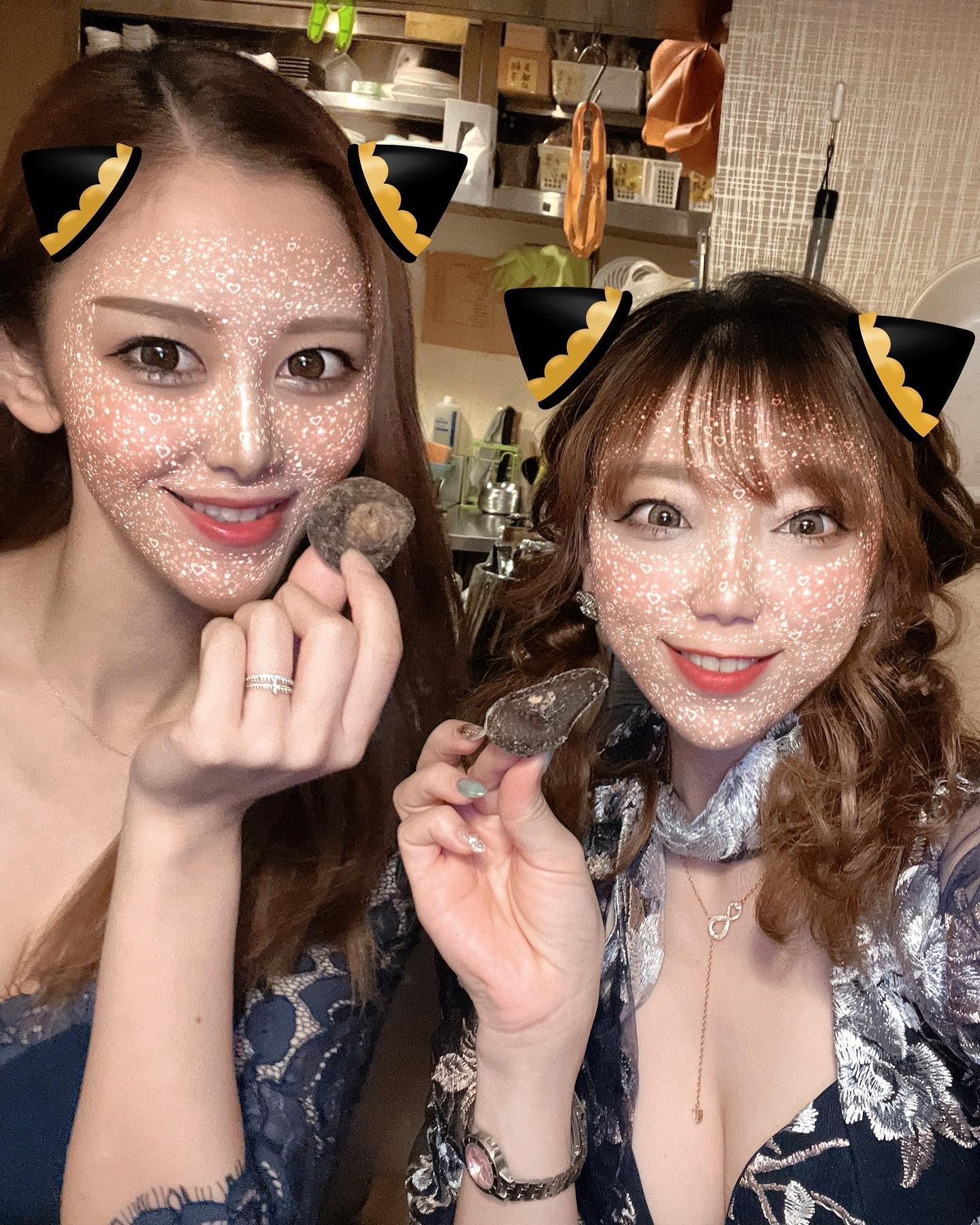 マーニャこれ好き！！！(コストコしいたけチップス🍄🤎)

@helena_hibikigroup 

 #クラブヘレナ #響グループ #水沢愛美 #札幌 #すすきの #北海道 #ニュークラブ 
#ニュークラ嬢 #すすきのニュークラ #ラウンジ #ラウンジ嬢 #キャバクラ #キャバ嬢 #ホステス #美女 #夜職 #ガールズバー #キャバドレス #インスタグラビア #すすきのキャバクラ #hokkaido #sapporo #susukino #helena #hibikigroup #champagne #