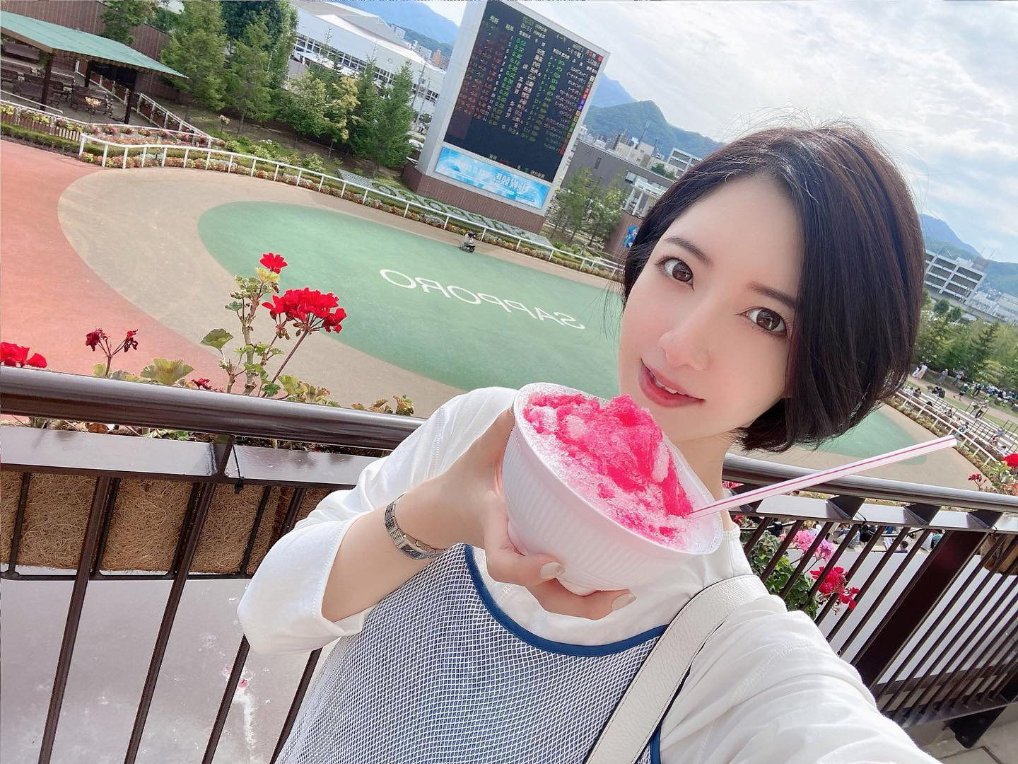 、
いつもは年1の競馬場ですが
札幌競馬場最終週天気良かったから来ちゃった🤭笑

日光浴最高🙌🏻

#ヘレナ#響グループ#百瀬るあ#札幌
#すすきの#北海道#ニュークラブ　
#ニュークラ嬢#すすきのニュークラ#ラウンジ#ラウンジ嬢#キャバクラ#キャバ嬢#ホステス#美女#夜職#ガールズバー　#キャバドレス#インスタグラビア #すすきのキャバクラ#ゴルフ#ゴルフ女子#旅行#JGC#JAL#カメラ