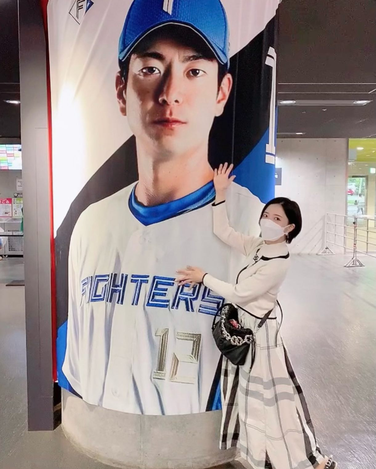 、
今日は札幌ドームで
野球観戦したよ⚾️
ノーヒットノーランって
素晴らしい試合見れて👏🏻✨

新しい推しと📸笑

#ヘレナ#響グループ#百瀬るあ#札幌
#すすきの#北海道#ニュークラブ　
#ニュークラ嬢#すすきのニュークラ#ラウンジ#ラウンジ嬢#キャバクラ#キャバ嬢#ホステス#美女#夜職#ガールズバー　#キャバドレス#インスタグラビア #すすきのキャバクラ#ゴルフ#ゴルフ女子#旅行#JGC#JAL#カメラ