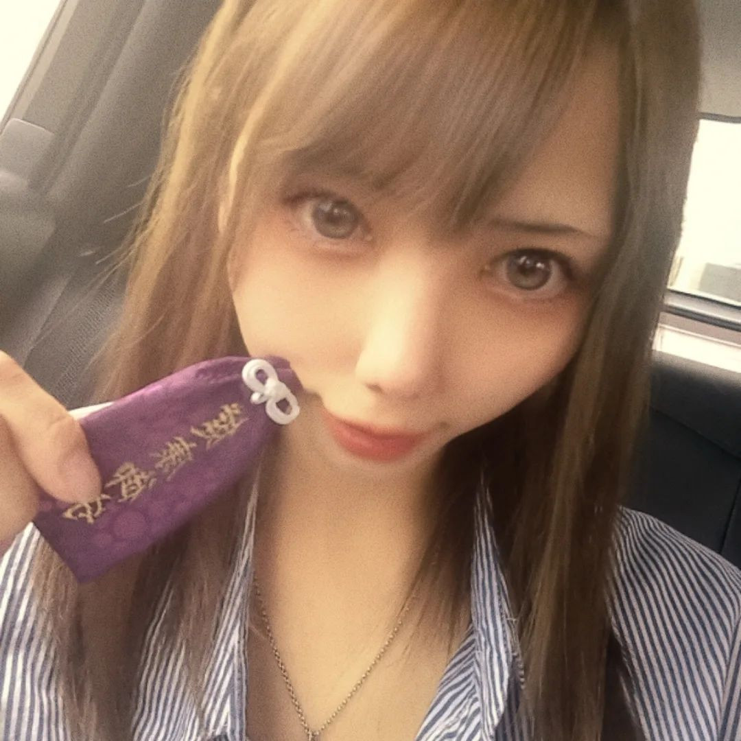 お守り誕生日のお祝いで買ってもらった🌟

だがしかし‼️
私も欲しいと始まりお守り１つ1000円なのでお小遣い無くなったら可哀想と思い私も1000円出してあげた‼️

結果‼️

自分で買ったよね❔🤣

でも娘は買ってあげた気になってるから買ってもらったと見なそう🤭

ついでにおみくじもしたよ🌟

まさかの親子揃って小吉🤣

大吉出たこと無いわ‼️

#ヘレナ　#響きグループ　#水妃由羅
#札幌　#すすきの　#北海道　#ニュークラブ　
#ニュークラ嬢　#すすきのニュークラ　#ラウンジ　
#ラウンジ嬢　#キ