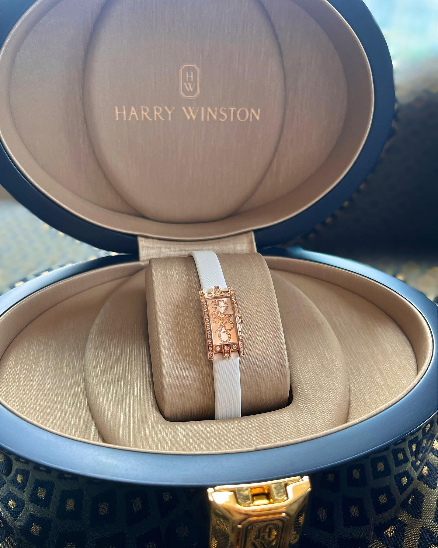 ２１歳にして憧れの
ハリーウィンストンの時計🥹✨

キラキラしたもの大好きだから、
ダイヤがほどよく輝いててつい見惚れちゃう😮‍💨🤍

いい女になれるようもっと日々努力しないとな🔥

#北海道#札幌#すすきの#CITYGROUP#ラピュタ#LAPUTA#ニュークラ#シティーグループ#すすきのキャバ嬢#キャバ嬢#ニュークラ嬢#水商売#美容#シャンパン#歌舞伎町#六本木#銀座#ホスト#バー#中洲#ミナミ#ドレス#ヘアメ#すすきのグルメ#呑み#ポケパラ#札幌観光#instagood#likeforlike#きゃ