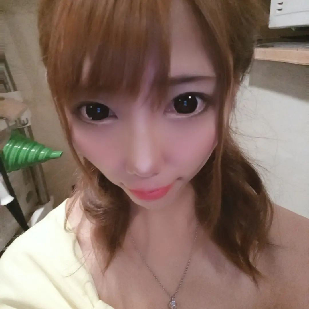 本日出勤です❕

後ろのジョーゴウケた🤣

#クラブヘレナ　#響きグループ　#水妃由羅　#札幌　#すすきの　#北海道　#ニュークラブ　#ニュークラ嬢　#すすきのニュークラ　#ラウンジ　#ラウンジ嬢　#キャバクラ　#キャバ嬢　#ホステス　#道産子　#美女スタグラム　#求人　#自撮り　#ヘアアレンジ　#キャバキャバ