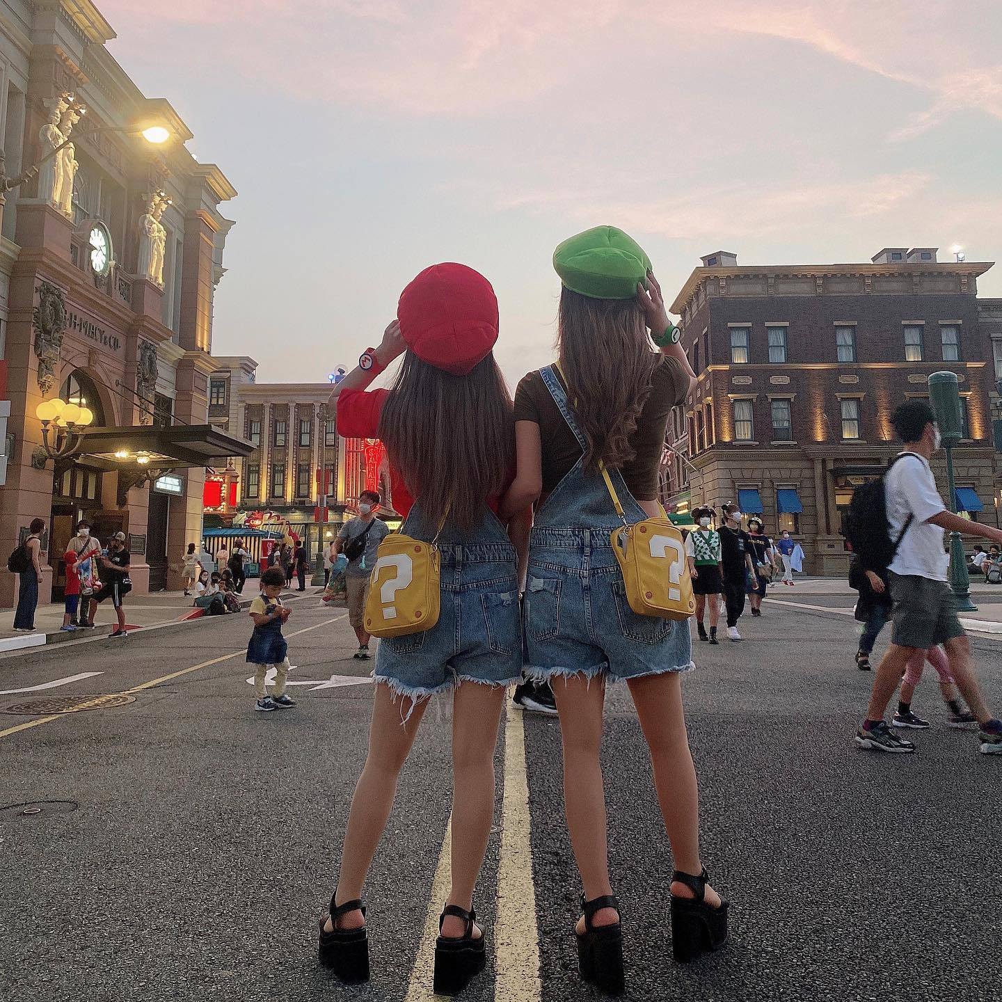 .
.
夕方ユニバ🌎♡
偶然出会ったクルーさんが写真撮るの上手すぎて感動してた😭📸
.
ユニバのクルーさんってほんとに完璧、、だいすき🥺💓
.
.
.
.
##usj #ｕｓｊ #usjコーデ #ユニバ #ユニバーサルスタジオジャパン #ユニバーサルスタジオジャパン🌏 #ユニバコーデ #ユニバデート #ユニバ女子 #スーパーニンテンドーワールド #マリオコーデ #スーパーマリオブラザーズ #スーパーマリオ #ルイージ #ルイージコーデ #usj写真スポット #usjクルーさんありがとう #ハリドリ #フラ