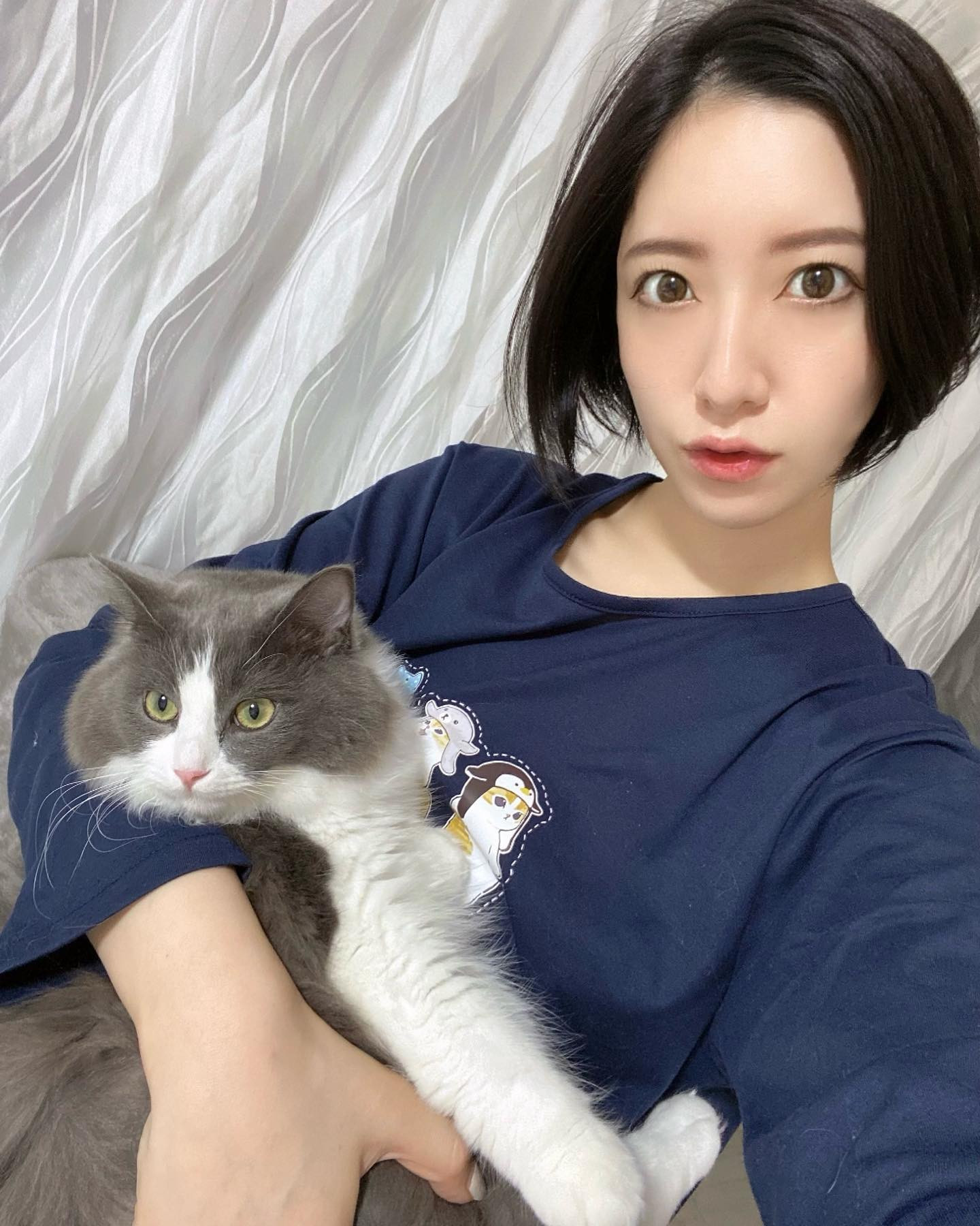 、
モフサンドの新しい部屋着と
うちの🐈‍⬛ぐみさん🐈‍⬛
3.5㌔になって片手抱っこ重い🥹

#ヘレナ#響グループ#百瀬るあ
#札幌#すすきの#北海道#ニュークラブ#ニュークラ嬢
#すすきのニュークラ#ラウンジ#ラウンジ嬢#キャバクラ#キャバ嬢#ホステス#道産子#美女スタグラム#求人#自撮り#ヘアアレンジ#キャバキャバ
#ゴルフ#ゴルフ女子#旅行#JGC#JAL#カメラ