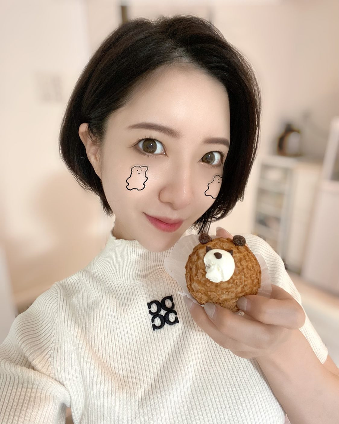 、
気になってたお店の
シュークリーム美味しかった🤤💚

#ヘレナ#響グループ#百瀬るあ
#札幌#すすきの#北海道#ニュークラブ#ニュークラ嬢
#すすきのニュークラ#ラウンジ#ラウンジ嬢#キャバクラ#キャバ嬢#ホステス#道産子#美女スタグラム#求人#自撮り#ヘアアレンジ#キャバキャバ
#ゴルフ#ゴルフ女子#旅行#JGC#JAL#カメラ