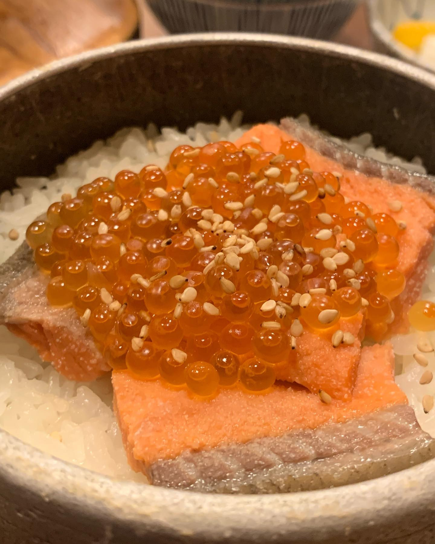 .
銀座の並木通りの路地に昔からある釜飯と焼き鳥のお店🌟
.
ここ美味し過ぎて全てが最高だった💯
釜飯は写真に無いんだけど、一緒に頼んだ五目釜飯が特に好みだった～！
.
あと焼き鳥のレバーと鶏皮とハツが美味しすぎて無限に追加注文した（笑）
.
お通しがシラスとおろしって所も良いよね～
.
.
.
#銀座 #銀座グルメ #並木通り #並木通りグルメ #居酒屋 #釜めし #釜飯 #焼き鳥 #ニュー鳥ぎん #グルメ好きな人と繋がりたい #グルメ女子 #東京グルメ #ご飯屋さん