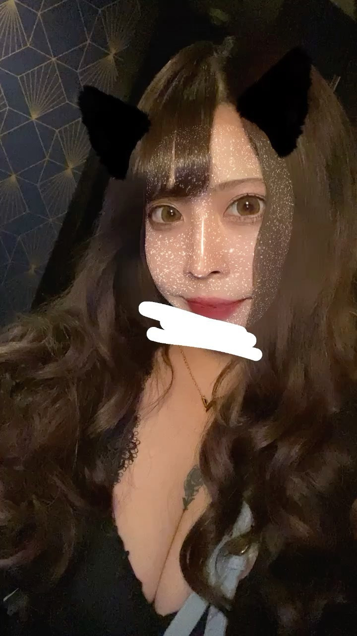 .
.
New 🖤
.
あんじゅさんいつもありがとうございます🙏♡
可愛くて優しくて美容院行くのが癒し…❤️‍🔥
.
来年くらいまでブリーチ我慢😖！
って思ってたら日に日に暗髪に目覚めてるでやんす🧏‍♀️
.
.
.
.
#newhair #newhaircolor #haircolor #hairstyle #秋カラー #autumncolors #autumnhair #autumnhaircolor #暗髪カラー #エクステ #ロングヘア #秋髪 #秋ヘアカラー #美容院 #東京美容室 #渋谷美容室