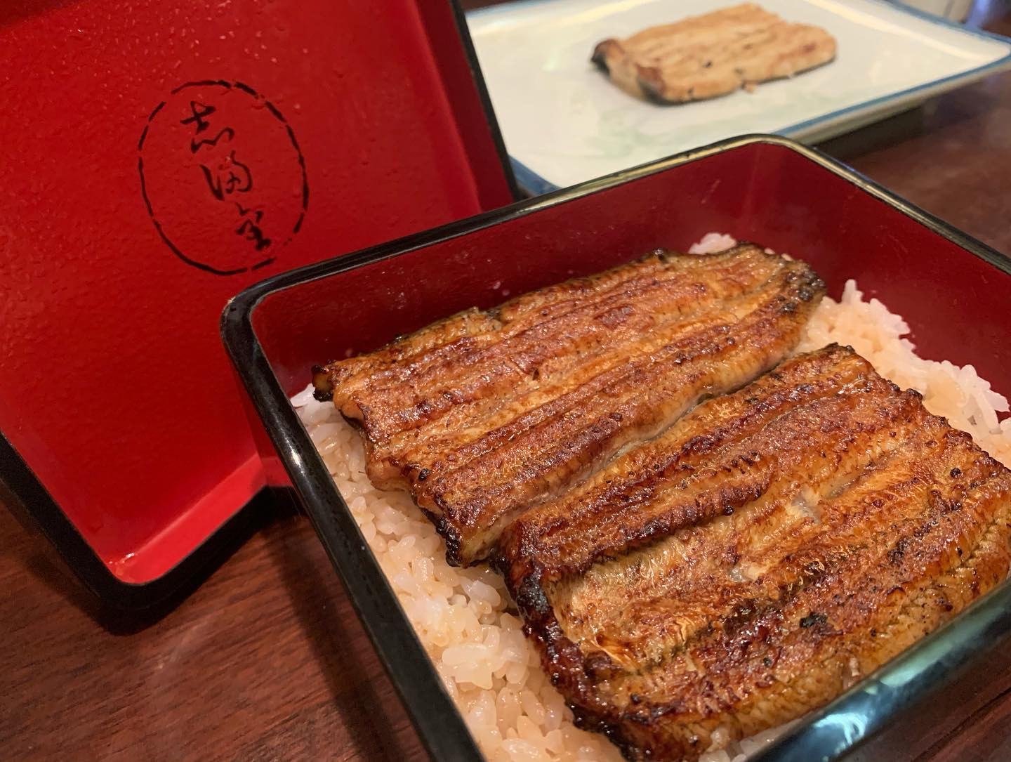 .
大好きな神楽坂の志満金🧡
鰻って頻繁に食べたくなるわけでは無いんだけど、やっぱり夏のバテてきた頃とかに毎年ふと食べたくなるんだよね！
.
これは1番少なめのお重なんだけどそれでも大満足な量で、味はあっさりめの表面がパリッと香ばしい感じ💯
.
うざくと白焼きも大好き💫
.
神楽坂は色んな美味しいお店があって本当に楽しいな～🤍
.
.
.
#神楽坂 #神楽坂グルメ #神楽坂ランチ #神楽坂ディナー #神楽坂散歩 #うなぎ #鰻重 #鰻 #土用丑の日 #うな重 #グルメ好きな人と繋がりたい #東京グルメ #