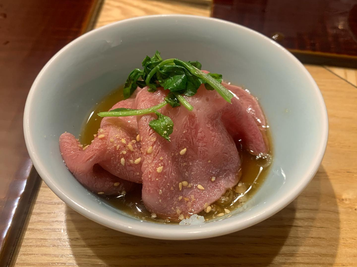 .
和牛小皿しんうちに行ってきた💫
.
神楽坂の路地にある、カウンターで食べれるお店✨
.
ここのお肉はいろんな部位や調理があったけど、小皿で出てくるから好きな物を好きなだけ食べられて最高だった😍💯
そしてとにかくどの料理も美味しい～～！
レバーの加減が絶妙で堪らなかった🤤🤍
.
どれも本当に美味しかったんだけど、〆のすだち冷麺が今まで食べた冷麺の中で1番美味しかったかも！
出汁水筒に入れて持ち歩きたい(なにそれ)
.
また必ず行きたいと思ったお店でした🌟
.
.
.
#神楽坂 #神楽坂グルメ #神楽坂ラ