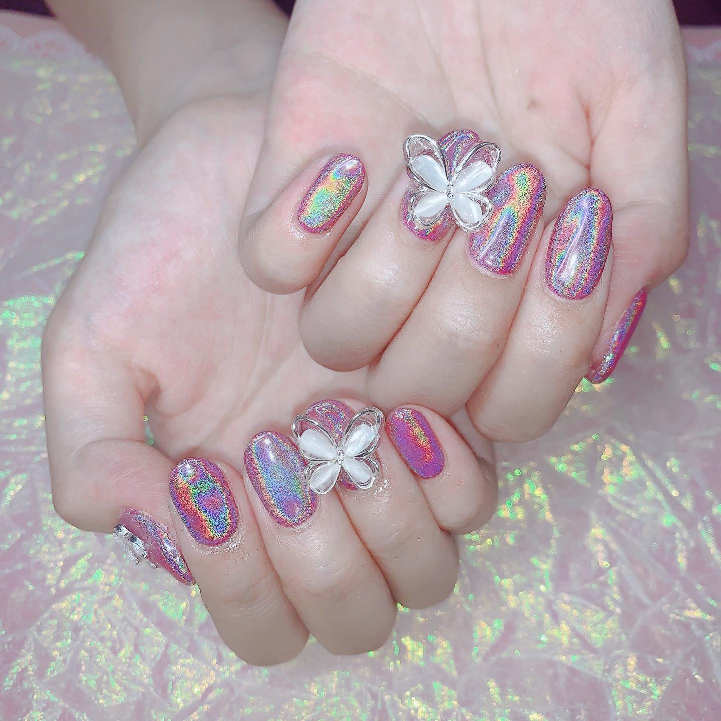 .
にゅーねいる🤍🏹 ̖́-
.
ネイルする時に担当さんと話す時間楽しくて大好き🤤💯
こないだはルーズソックスとか平成ギャルの話で盛り上がりすぎたんだけど、ミニモニが履いてたオレンジチェックのレッグウォーマー可愛かったよね～～ってなった😂
携帯ストラップ重すぎてカーデのポッケから落ちる問題も懐かしかった😂ベッキーとデコ電の時代😇💘💘
.
.
今回はスプラ3にハマり中で、ボタン誤操作多すぎて毎回キレ散らかしてたから爪短くした🦑🐙
ユニコーンネイルに蝶々🦋🤍
.
.
.
#ネイル #ネイルデザイン #ネイルア