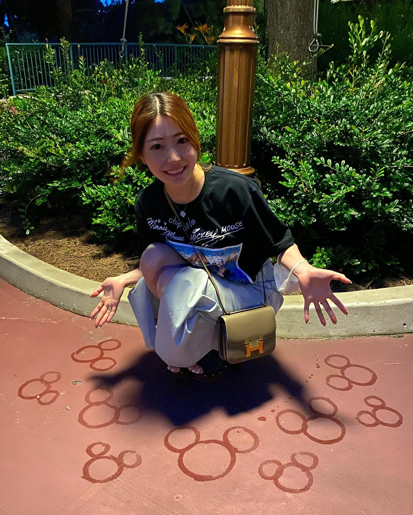 なんか描いてる人いるーっ✨
てなってよくミッキーの顔とかはあるけど何書いてるんだろ……😶💭
てずっとみてたら、

「どうぞ、中に入って一緒にお写真撮ってください🧹✨」

て言ってくれた🥰❤️

こんなフレームも描けるんすごいなあ🥰❤️🥰

.

.

.

.

#disneysea 
#disneyresort