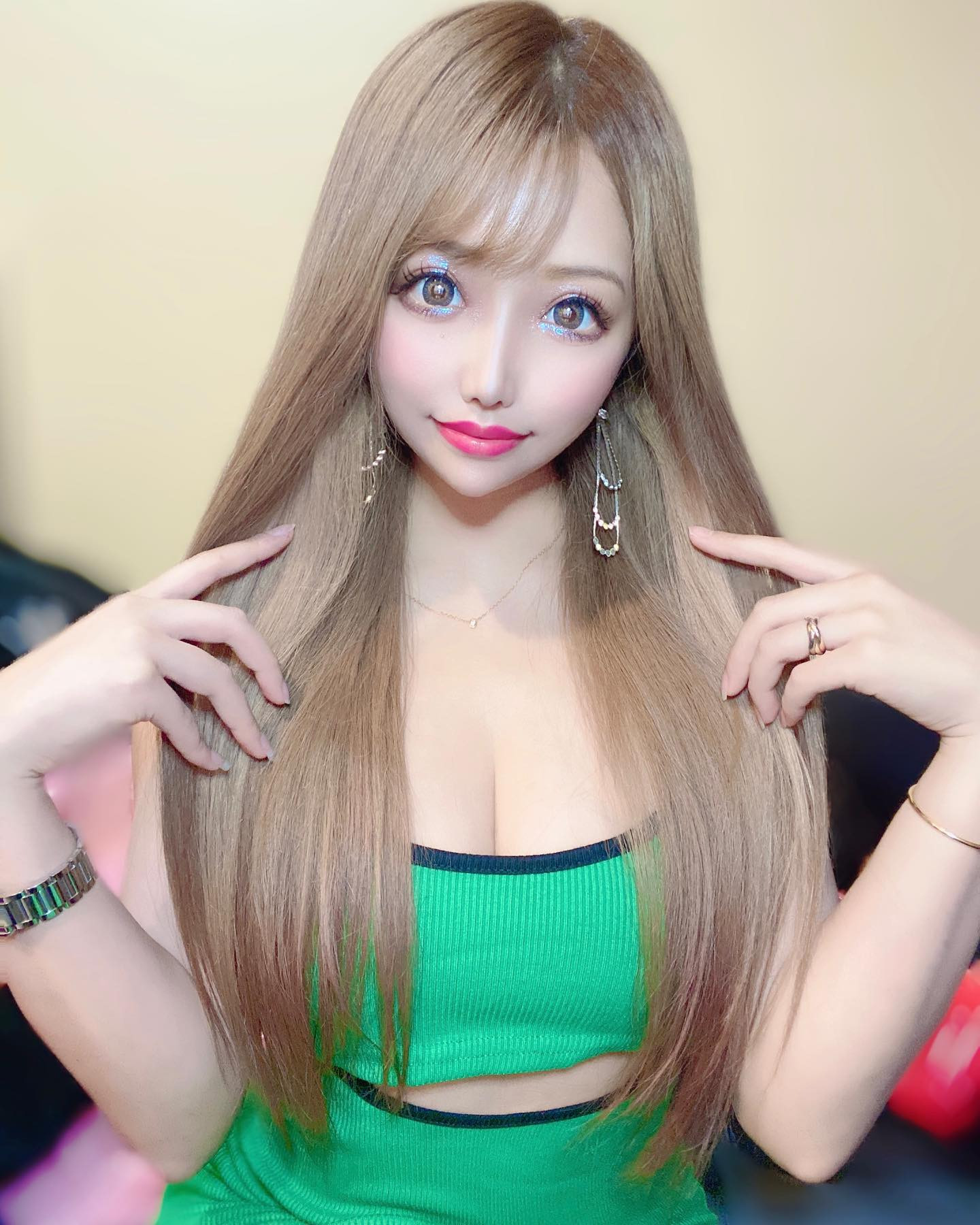 ストレートにしても湿気ですぐうねる、、くせっ毛だし😵‍💫

この日友達からもらったグリッターで
お目目キラキラ✨

#きゃばくら#キャバ嬢#歌舞伎町#ラウンジ#スナック#ガルバ#ホスト#バー#アイドル#新宿#東京#ナイトスポット#セルカ#instadaily#me#selfie#お酒#水商売#love#相互フォロー#推し#美女#イケメン#夜遊び#ギャル#model#グリッター#ラメ#アイシャドウ#ストレートヘア